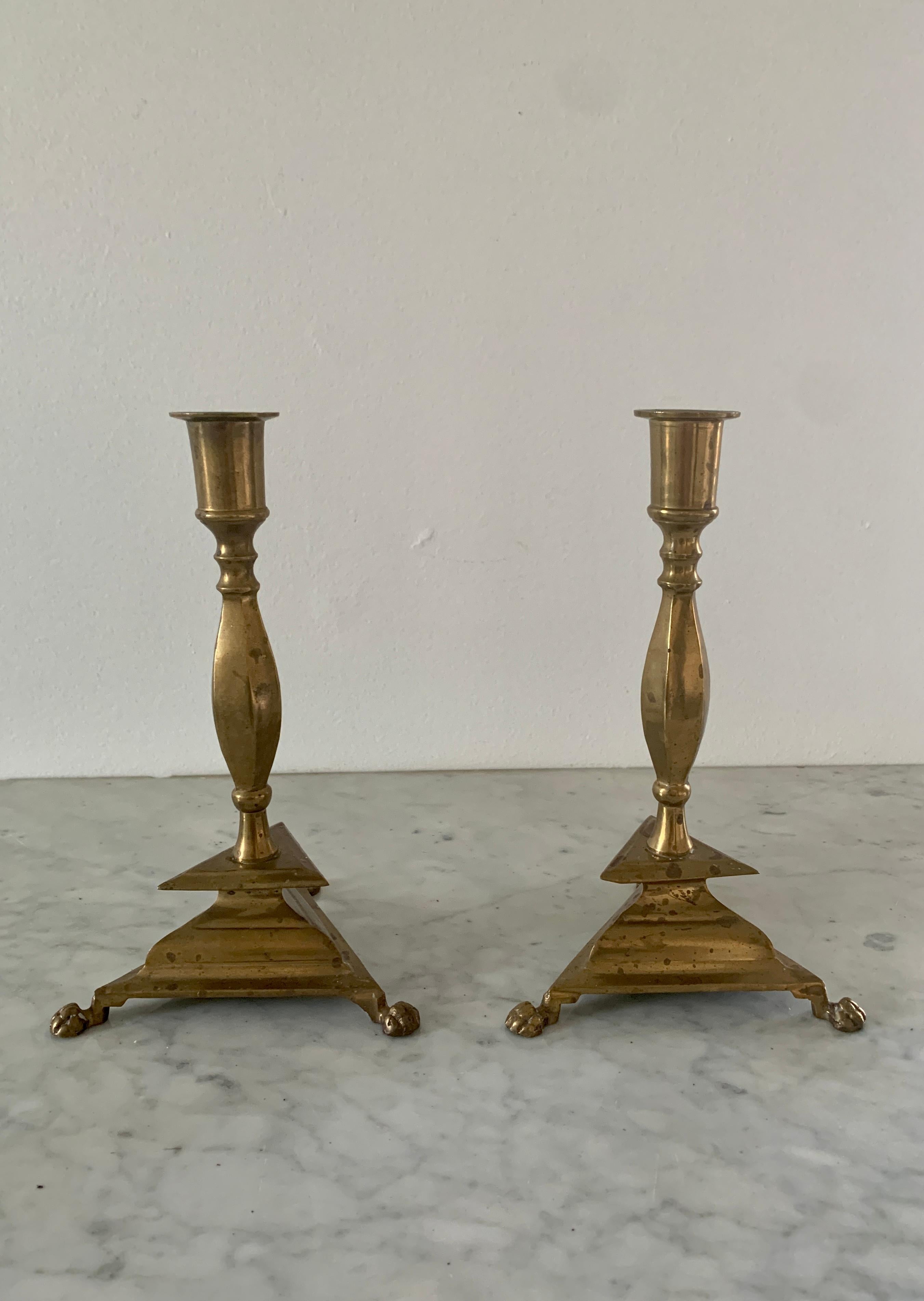Ein wunderschönes Paar Kerzenhalter aus Messing im neoklassischen Stil mit Tatzenfüßen

Circa Mitte des 20. Jahrhunderts

Maße: 5,25 
