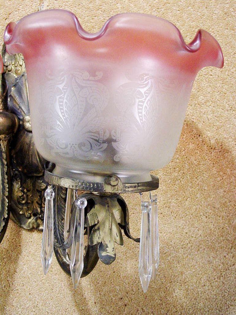 Lámpara neoclásica de latón con pantallas de rosa grabadas al ácido Renacimiento neoclásico en venta