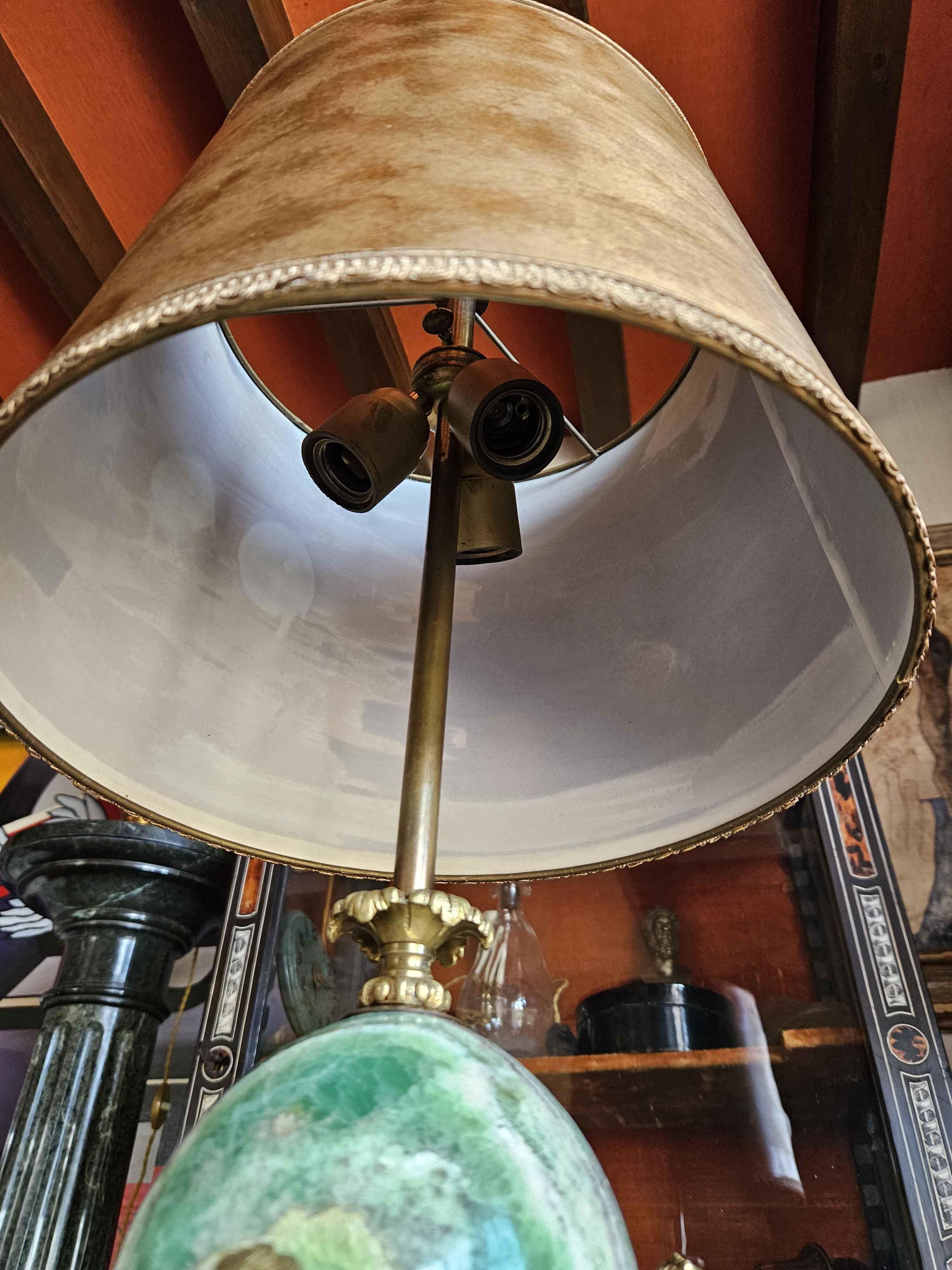 Neoklassizistische Bronze- und Fluorspar-Lampe, signiert Maison Charles im Angebot 1