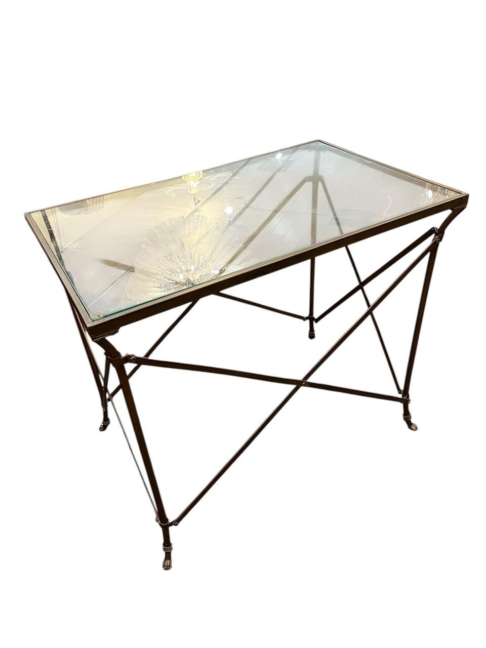 Tavolo occasionale neoclassico in bronzo e vetro in stile Impero con piedi a zoccolo. Can può essere utilizzato come tavolino o tavolo da portata.