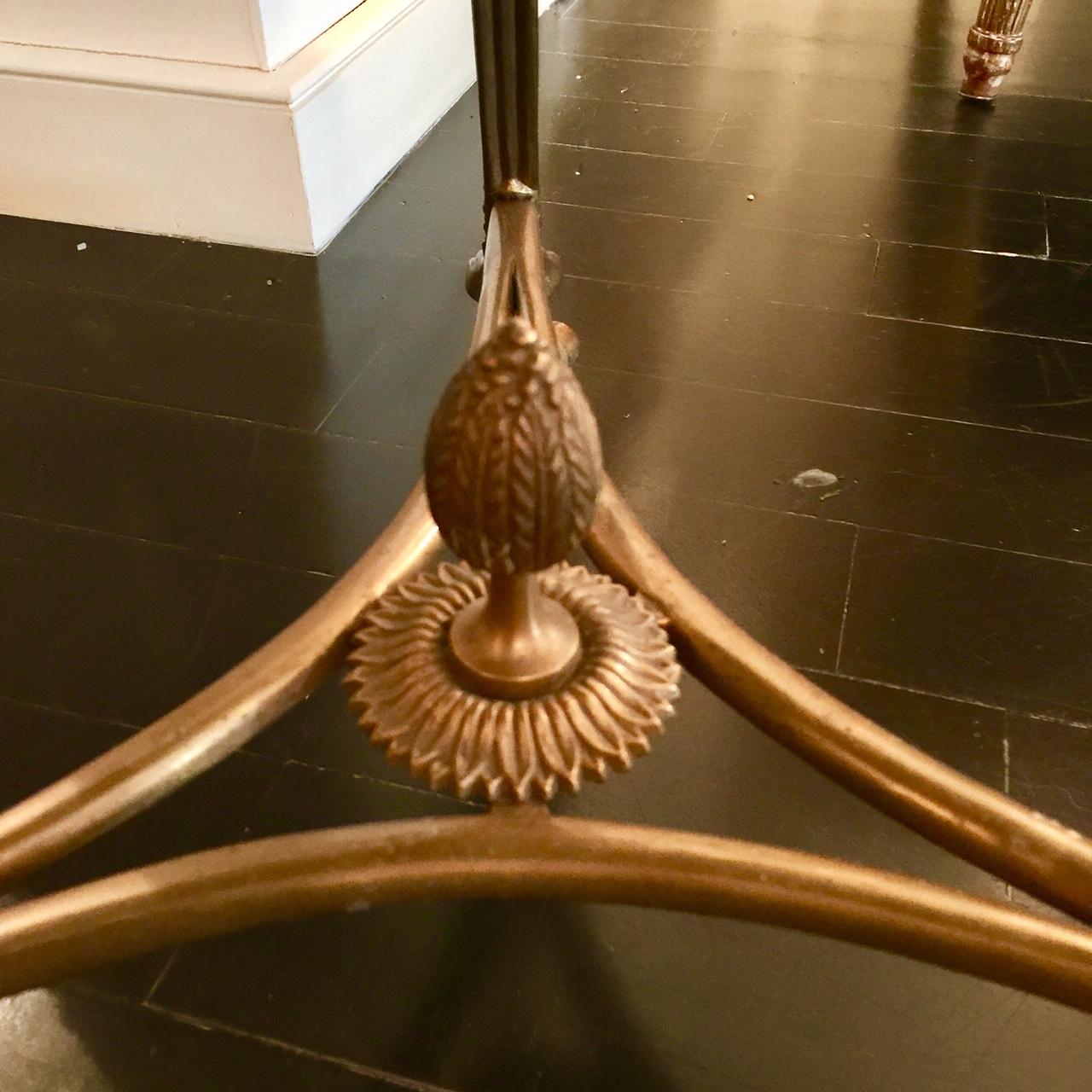 Table guéridon néoclassique de style Empire en bronze et marbre:: à deux étages en vente 2