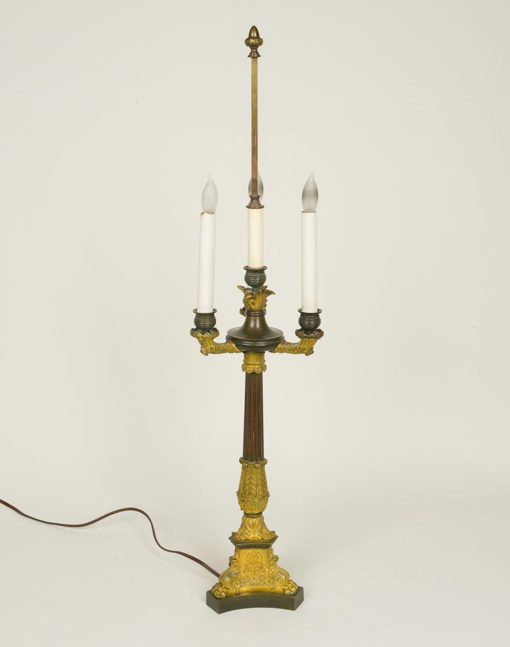 Neoklassizistische Kandelaber-Tischlampe aus Bronze und Goldbronze im Zustand „Gut“ im Angebot in New York, NY