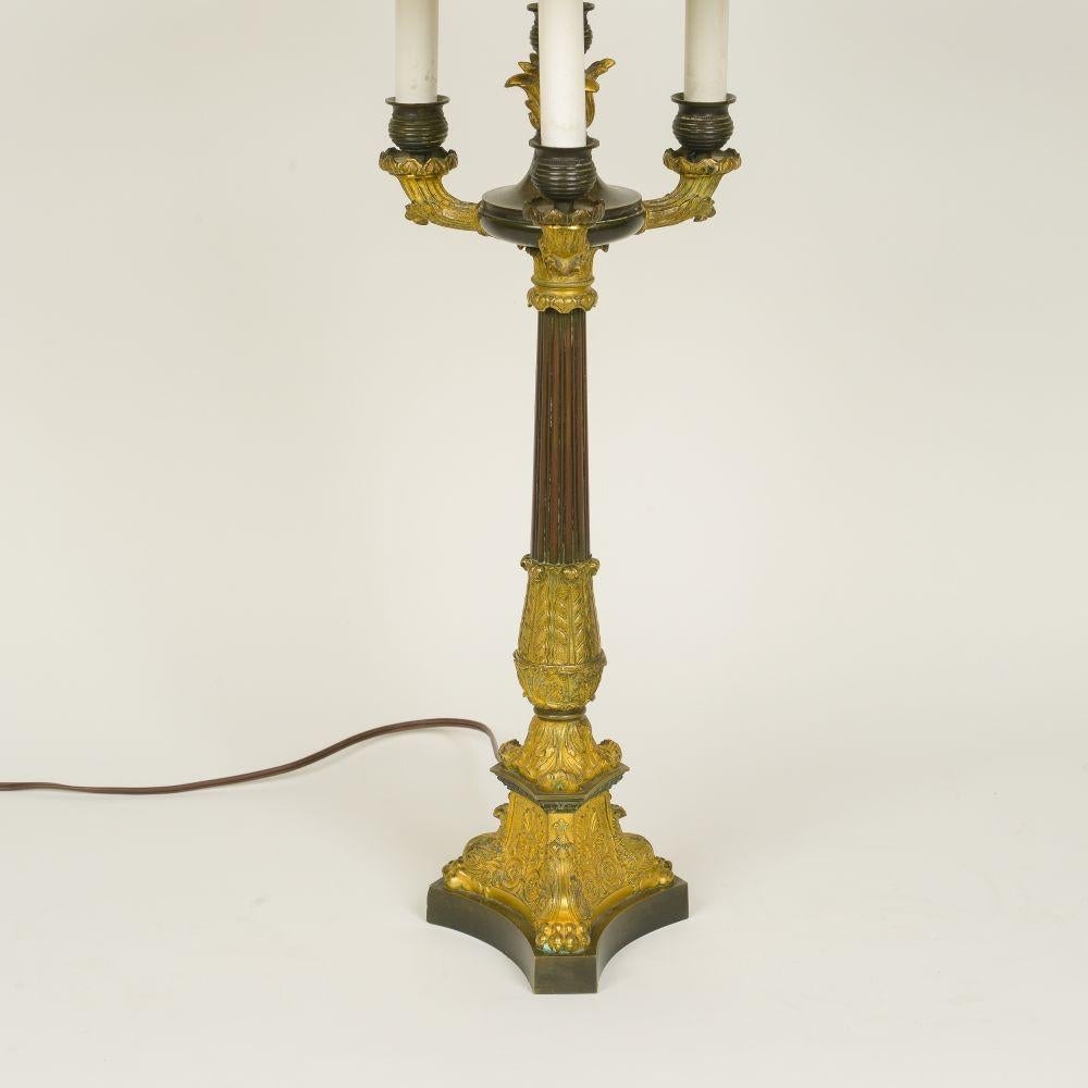 Neoklassizistische Kandelaber-Tischlampe aus Bronze und Goldbronze (20. Jahrhundert) im Angebot