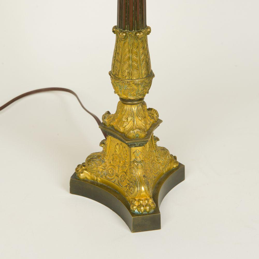 Bronze Lampe de bureau néoclassique en bronze et bronze doré en vente