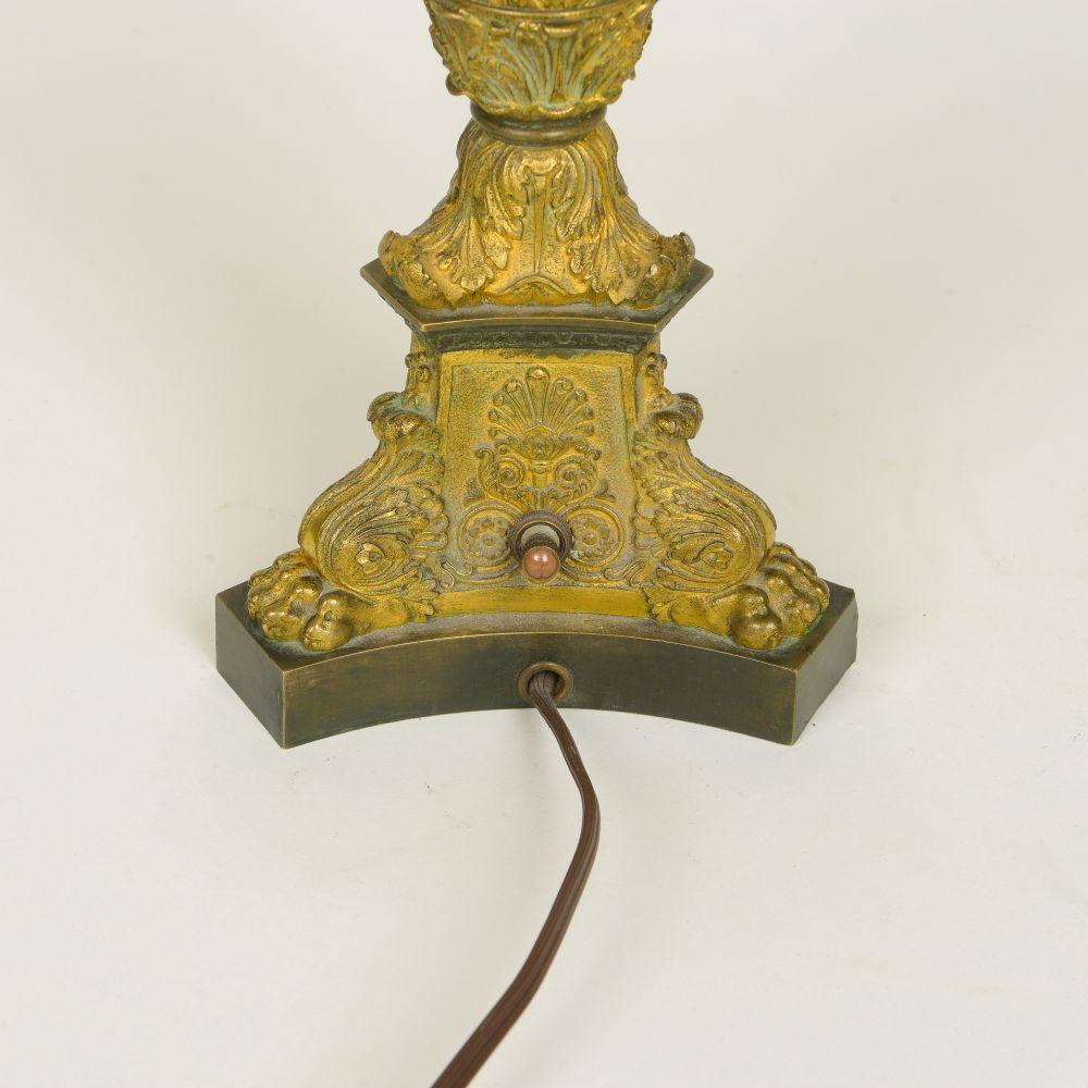 Neoklassizistische Kandelaber-Tischlampe aus Bronze und Goldbronze im Angebot 3