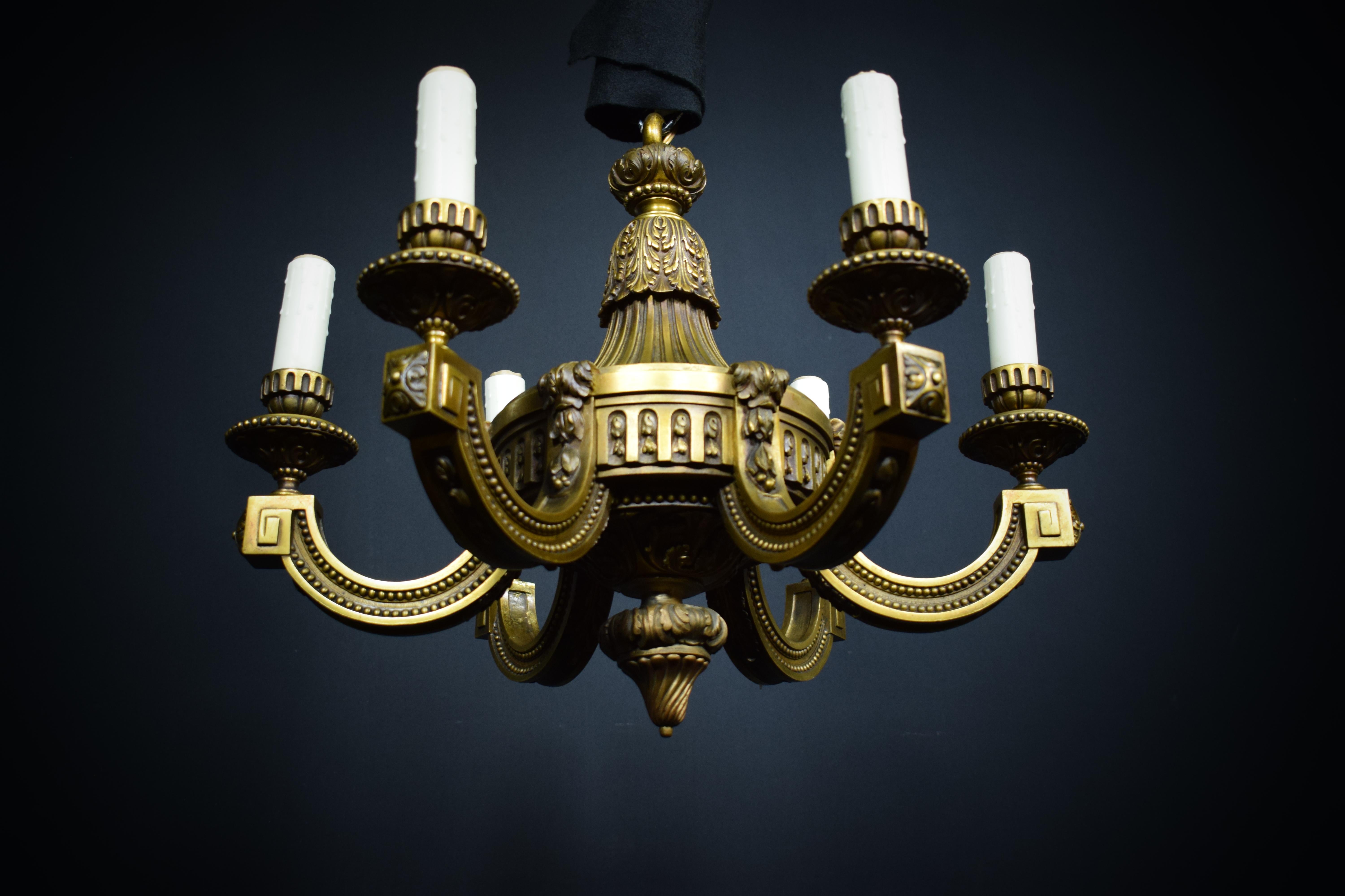 Very fine Louis XVI style gilt bronze chandelier.

France, circa 1900. 

Dimensions:
H 20