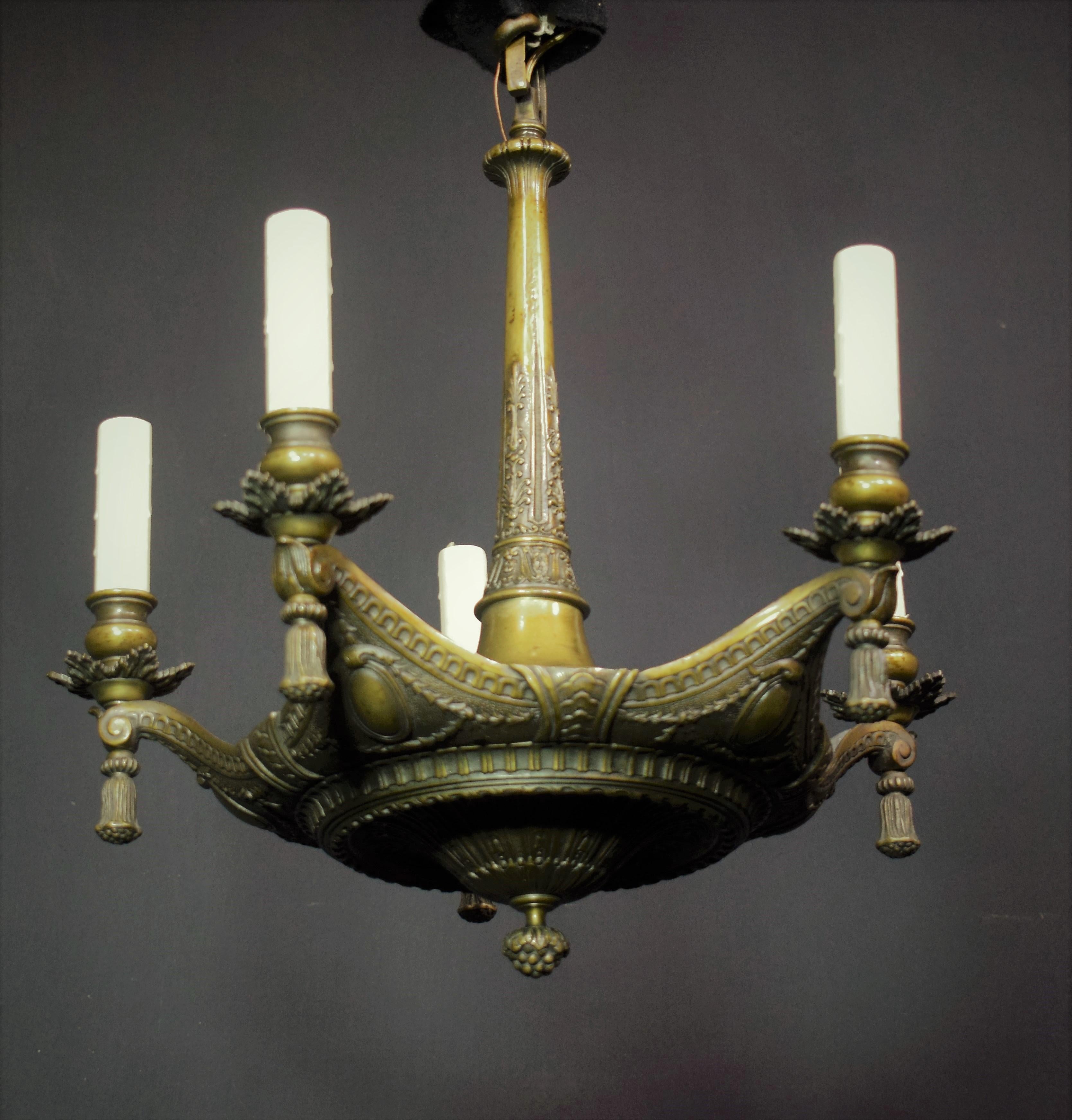 A fine neoclassical bronze chandelier. 

France, circa 1930.

Measures: H 21.5