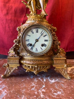 Reloj de manto neoclásico de bronce