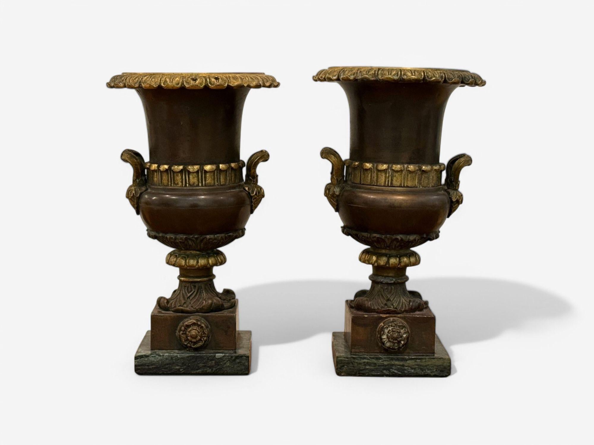 Neoklassisch, Bronze, Marmor, Tischurnen, Frankreich, 1920er Jahre

Zwei kleine Tischurnen aus Marmor und Bronze im neoklassischen Stil, entworfen und hergestellt in Frankreich um 1920. Jedes Exemplar besteht aus patinierten Bronzeurnen mit