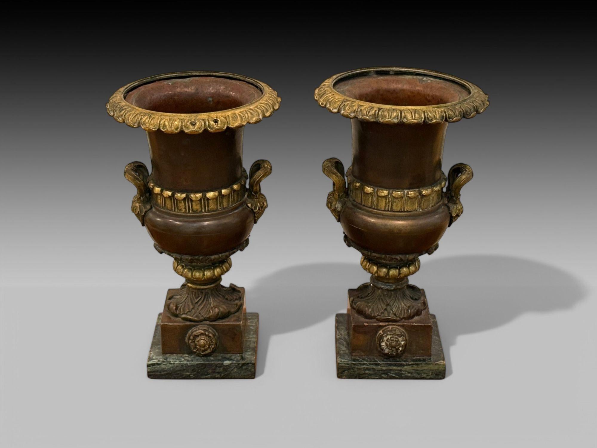Neoklassisch, Bronze, Marmor, Tischurnen, Frankreich, 1920er Jahre (Französisch) im Angebot