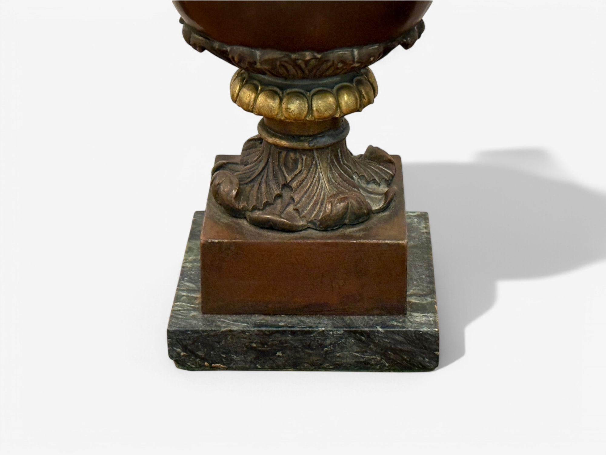Neoklassisch, Bronze, Marmor, Tischurnen, Frankreich, 1920er Jahre im Angebot 1