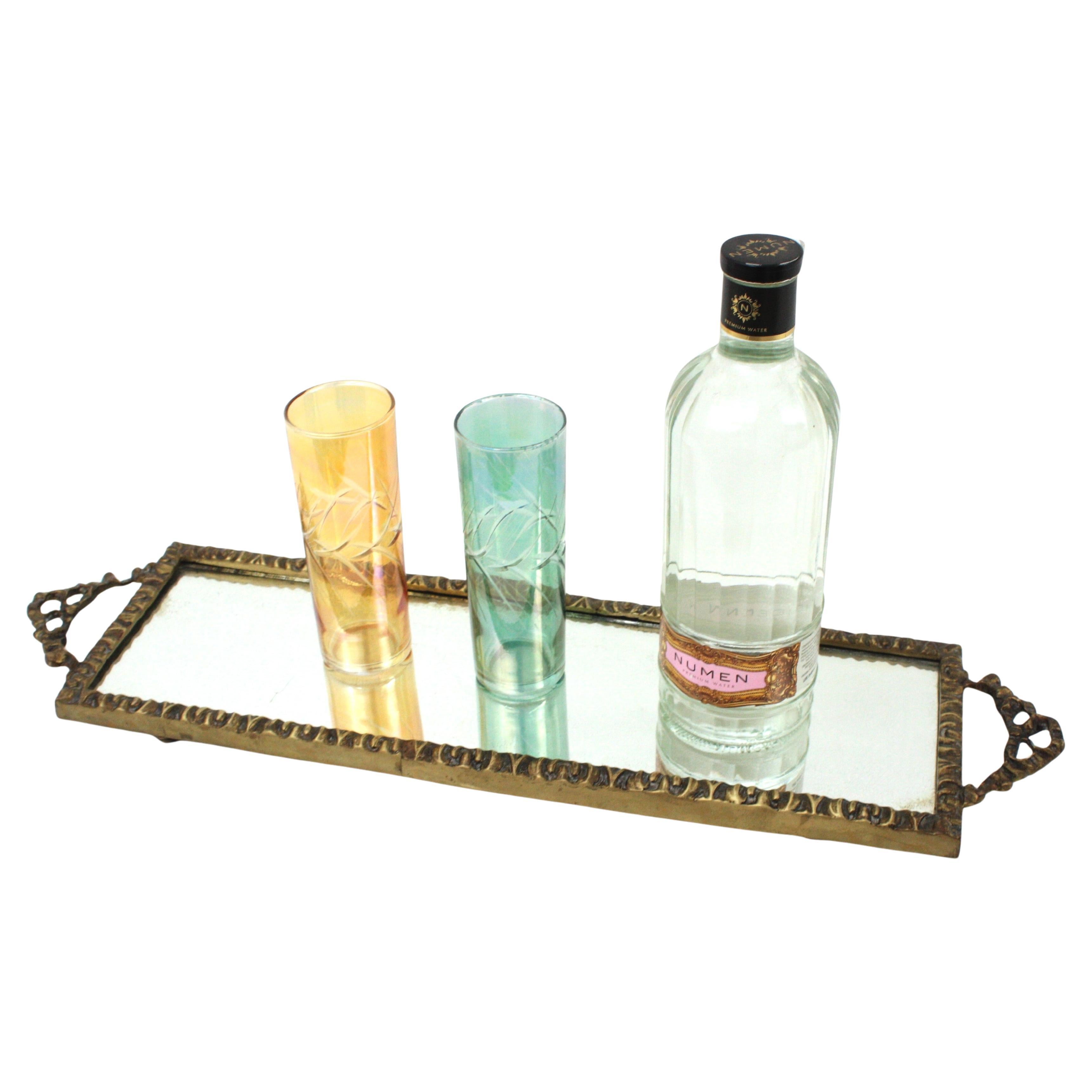 Bandeja con espejo neoclásica de bronce con asas de cinta y lazo y forma rectangular