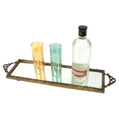 Bandeja con espejo neoclásica de bronce con asas de cinta y lazo y forma rectangular