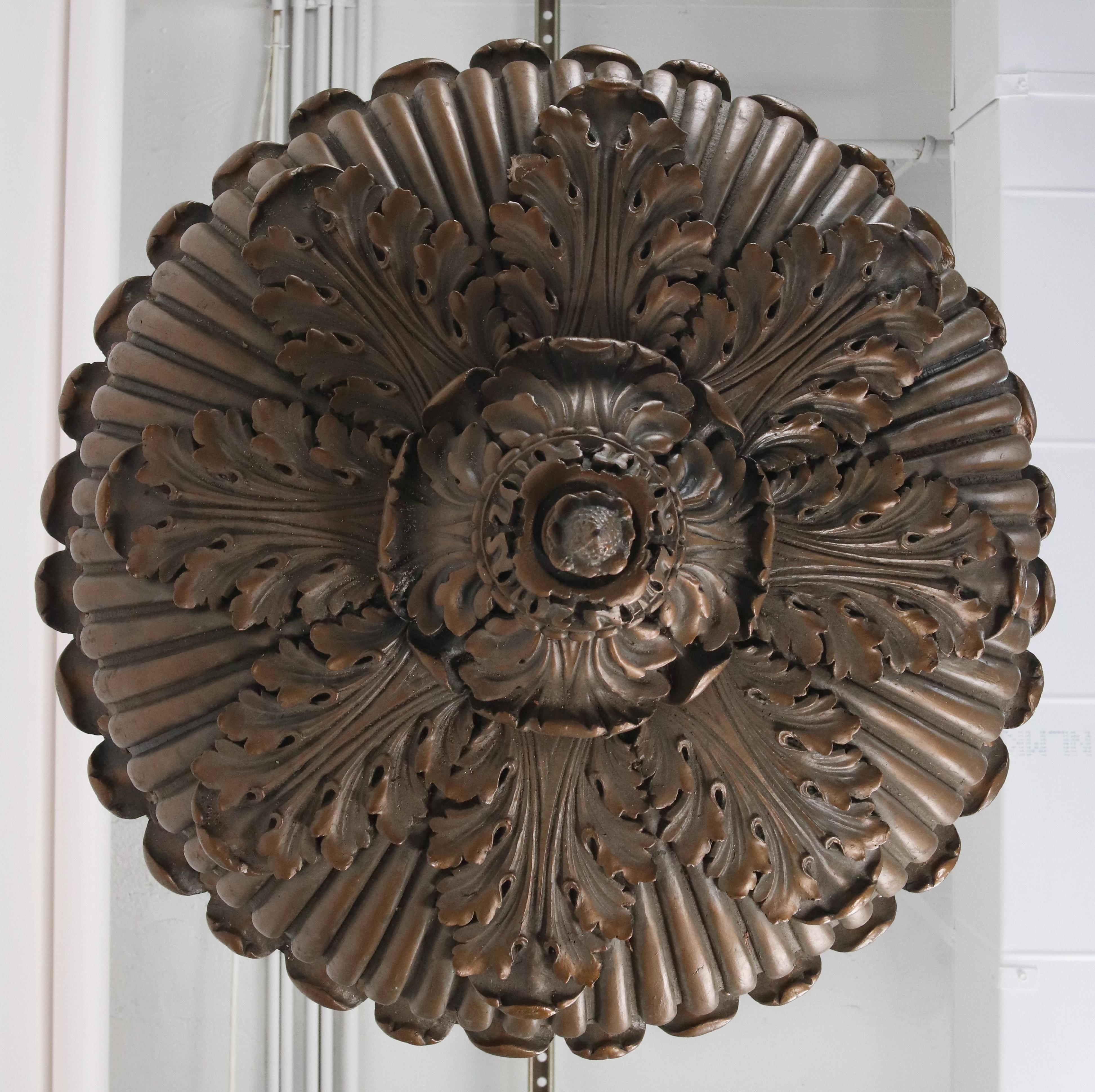 Cesto a sospensione neoclassico dipinto in bronzo Composizione di gesso in vendita 6