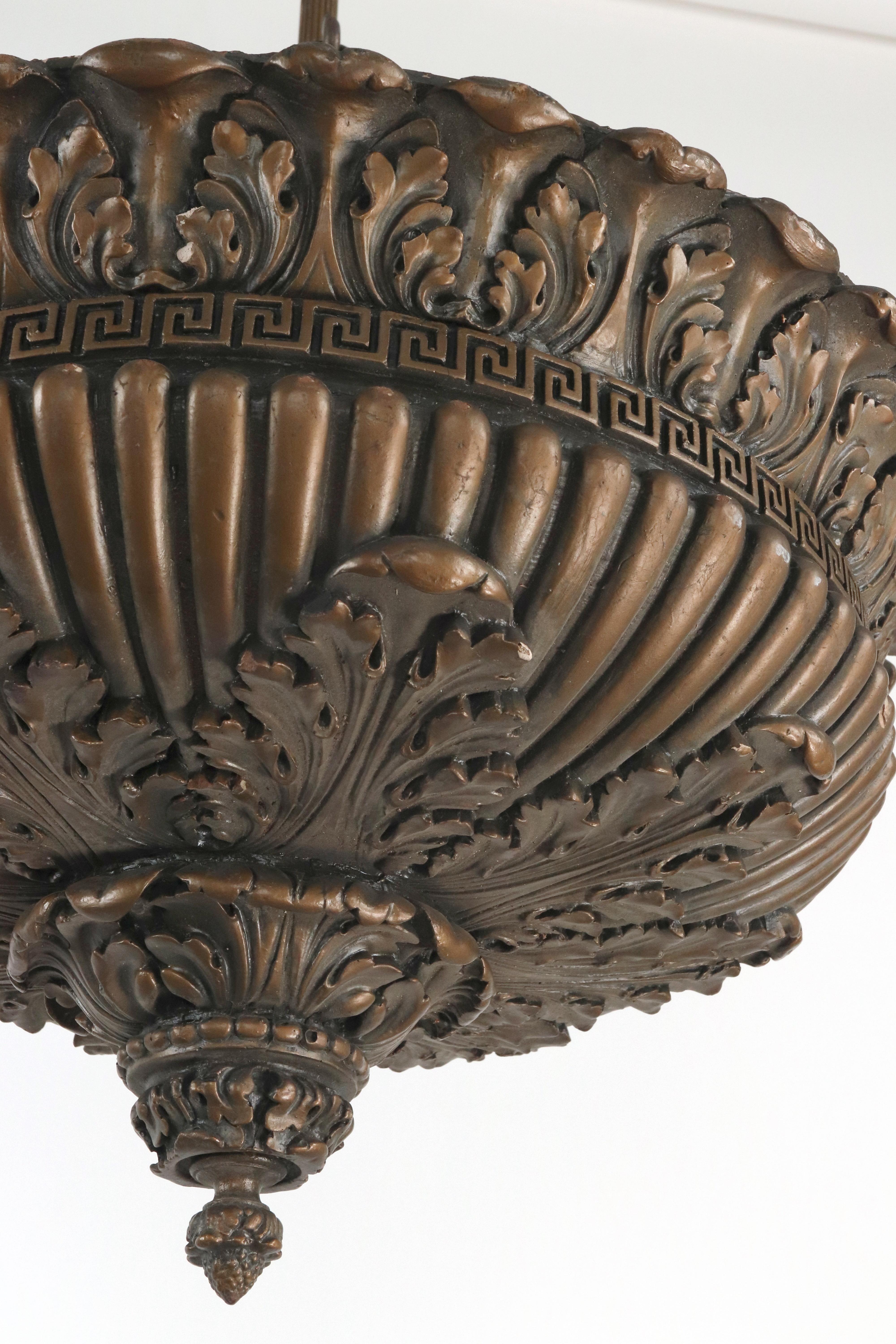 Cesto a sospensione neoclassico dipinto in bronzo Composizione di gesso in vendita 7