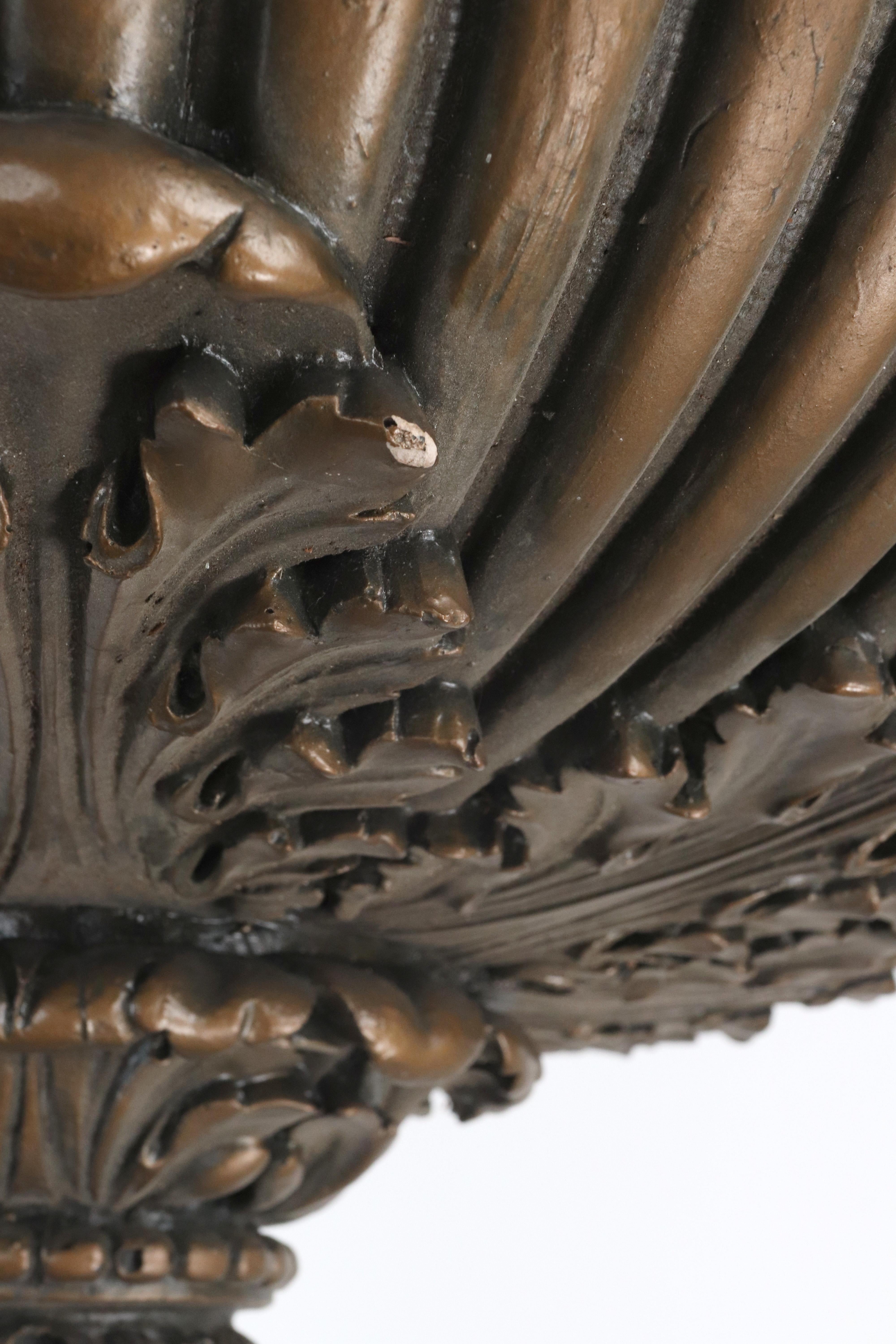 Cesto a sospensione neoclassico dipinto in bronzo Composizione di gesso in vendita 9