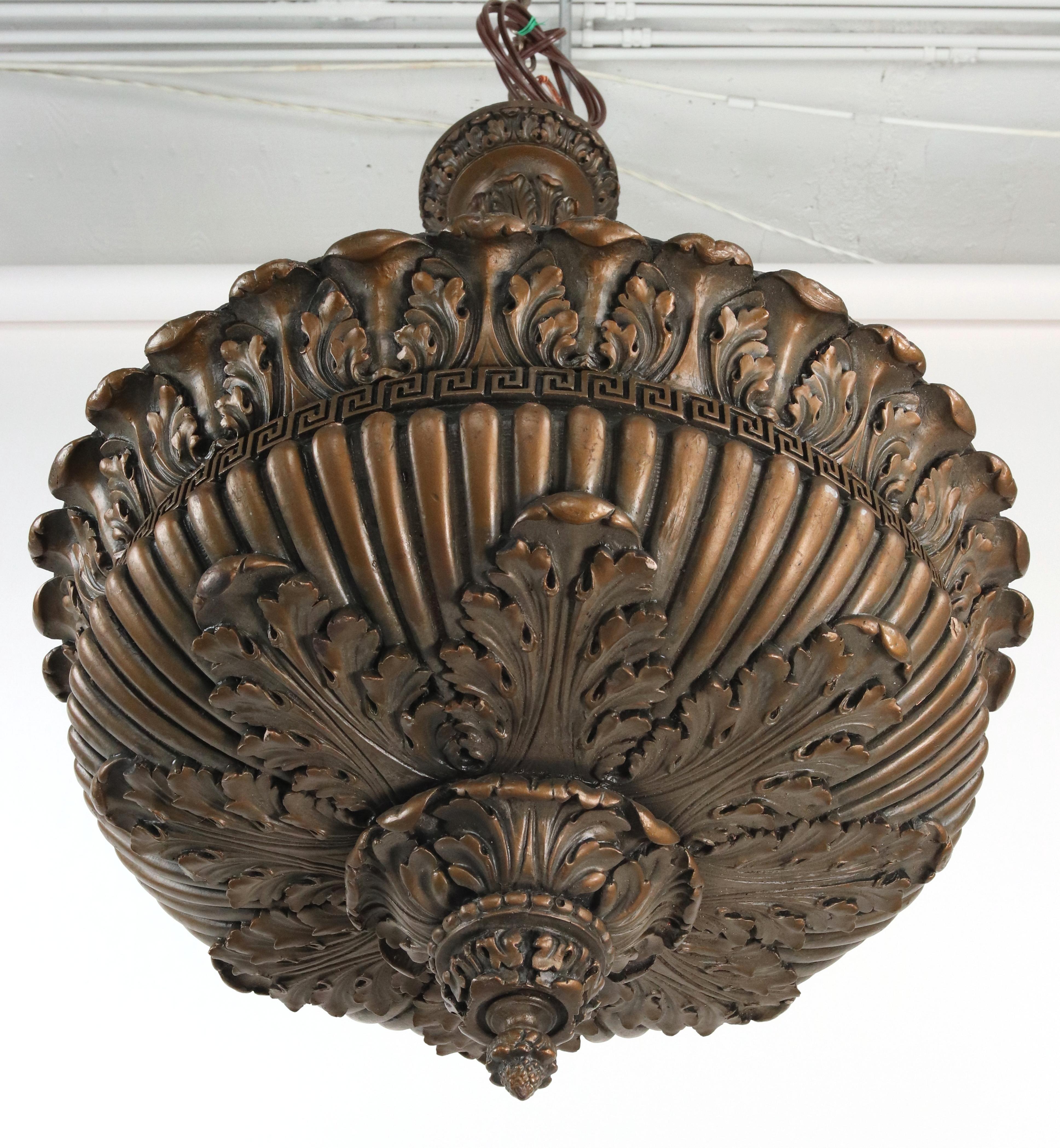 Lampada a sospensione in stile neoclassico realizzata in gesso fuso in stile edoardiano verniciato in bronzo e catena in ottone con finitura in bronzo. La lampada presenta dettagli a chiave greca e foglie d'acanto. Pulito e restaurato. Richiede