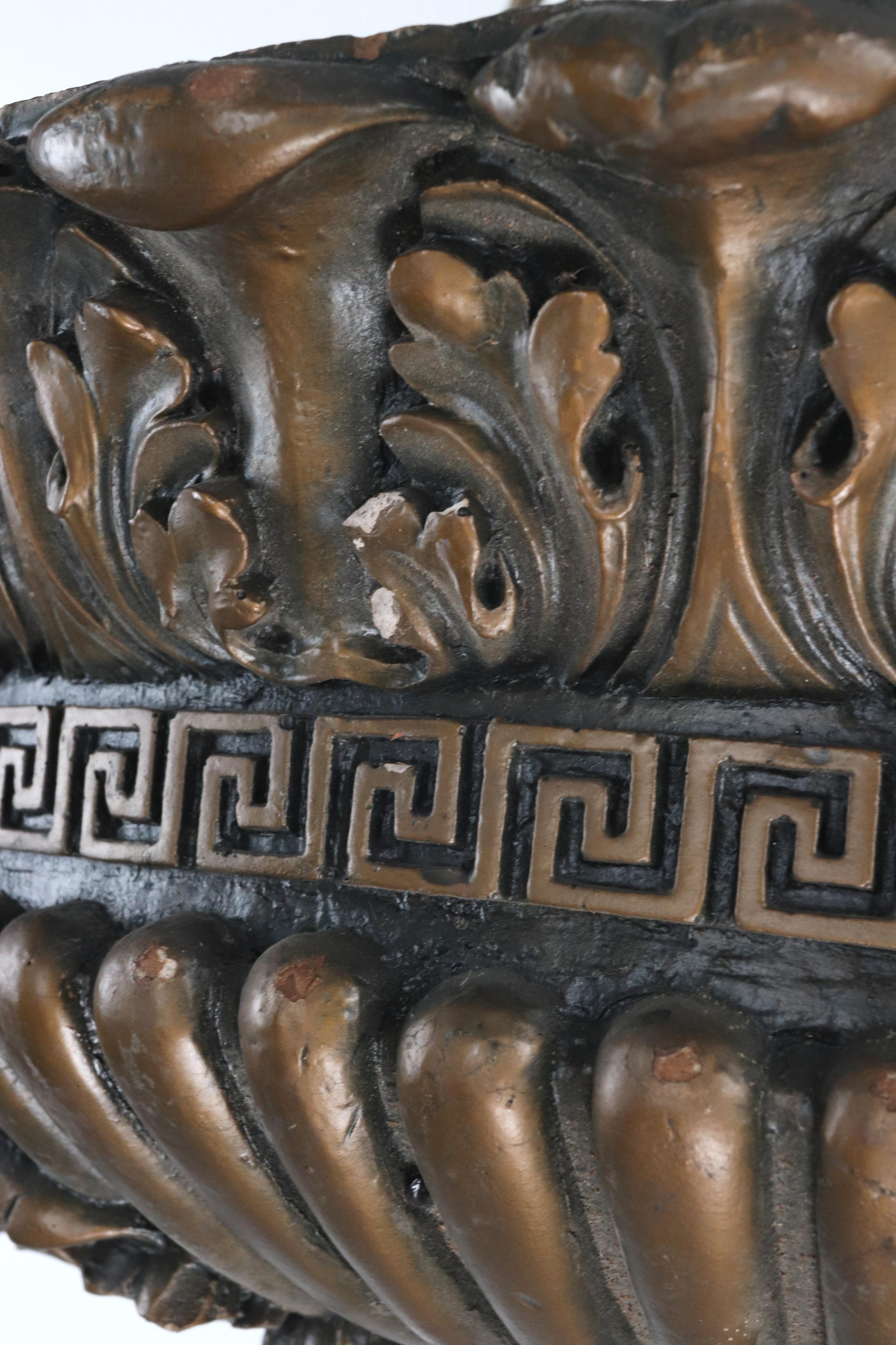 XX secolo Cesto a sospensione neoclassico dipinto in bronzo Composizione di gesso in vendita