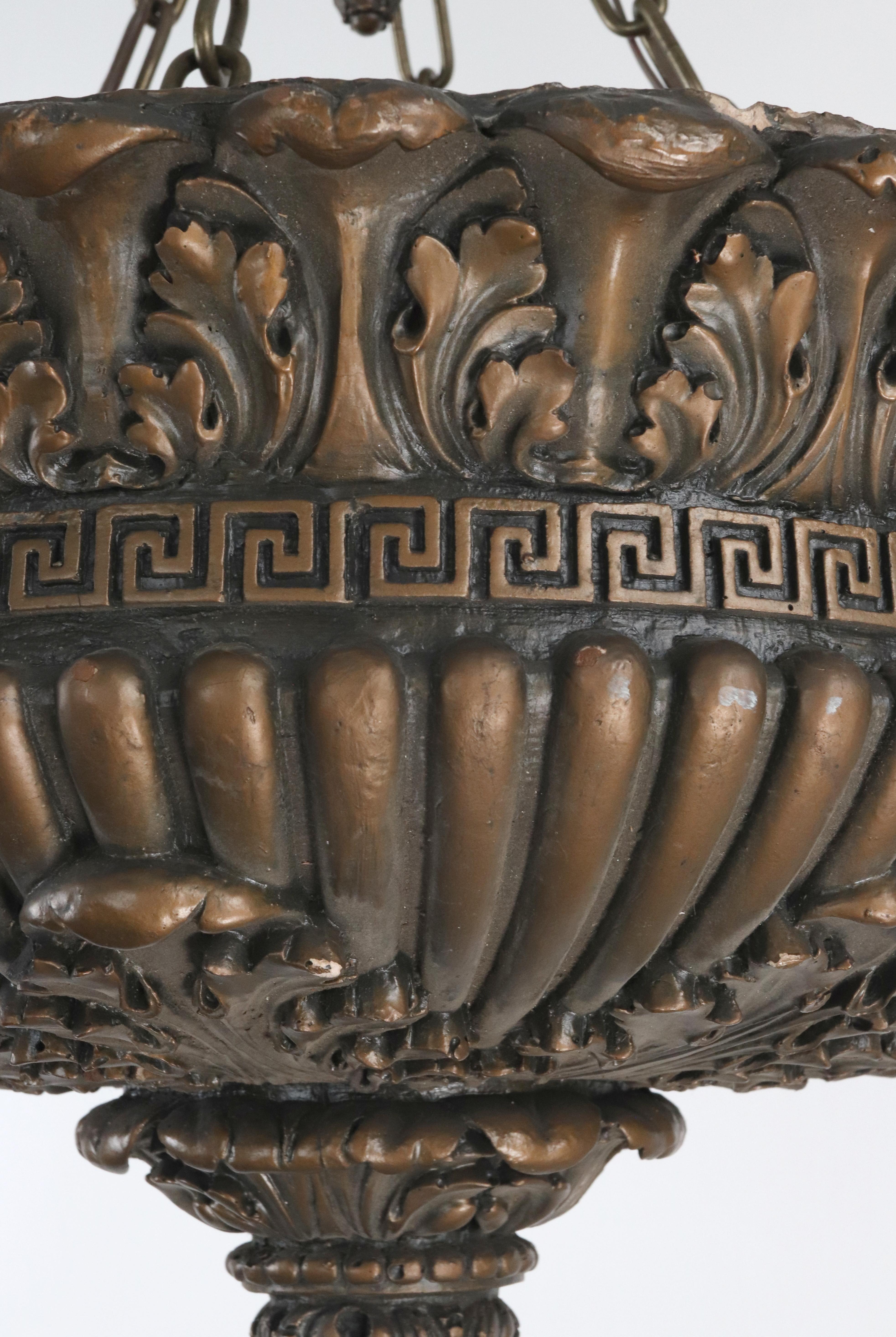 Cesto a sospensione neoclassico dipinto in bronzo Composizione di gesso in vendita 1
