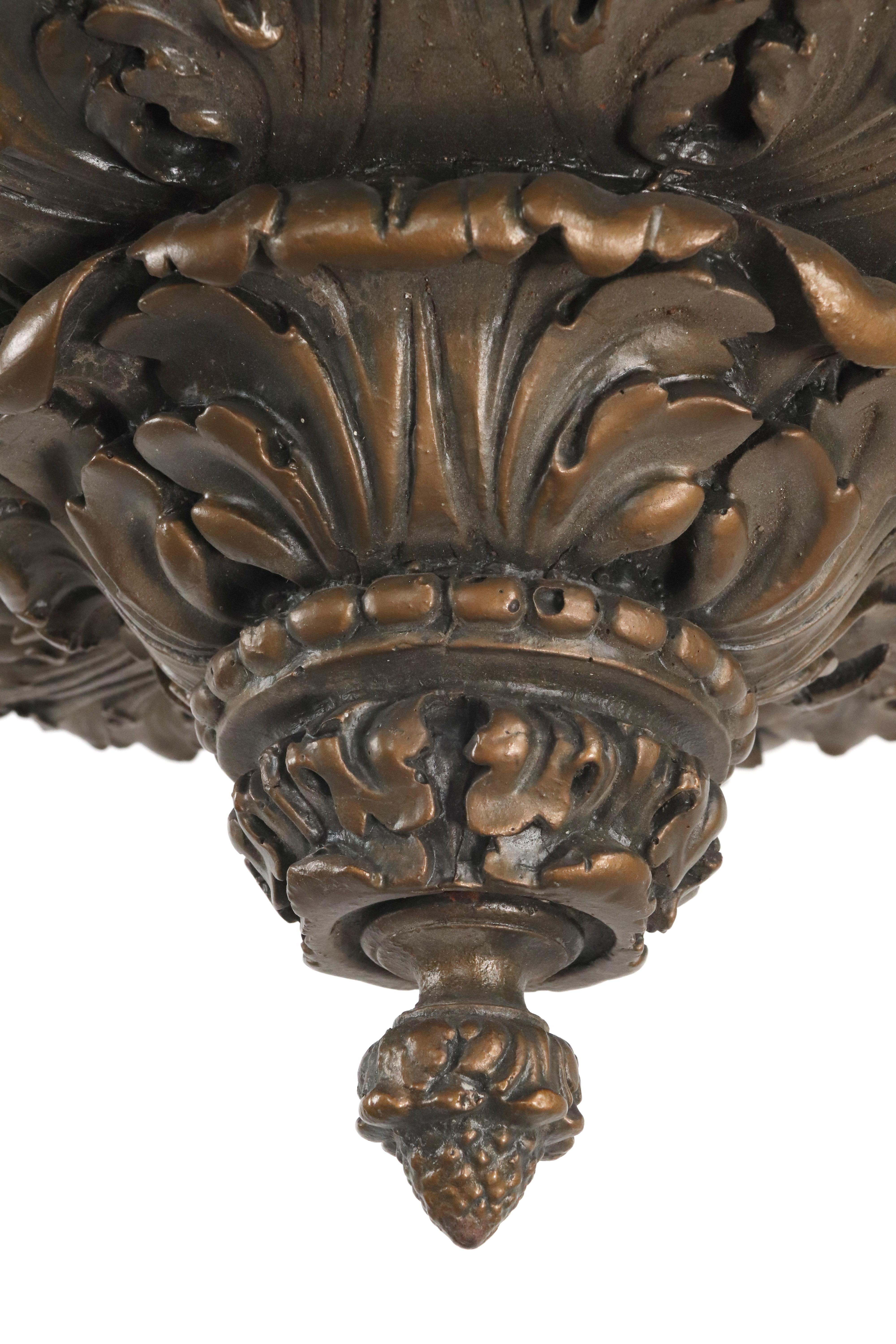 Cesto a sospensione neoclassico dipinto in bronzo Composizione di gesso in vendita 2