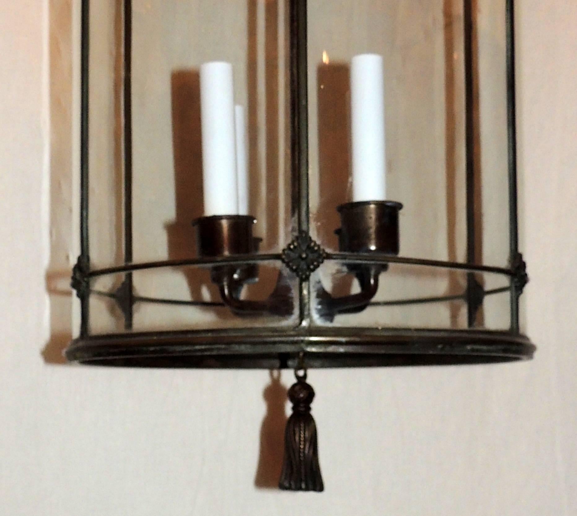 Bronze-Paneel, runde, gebogene Glaslaterne mit vier Lichtern, Caldwell-Urne (Neoklassisch) im Angebot