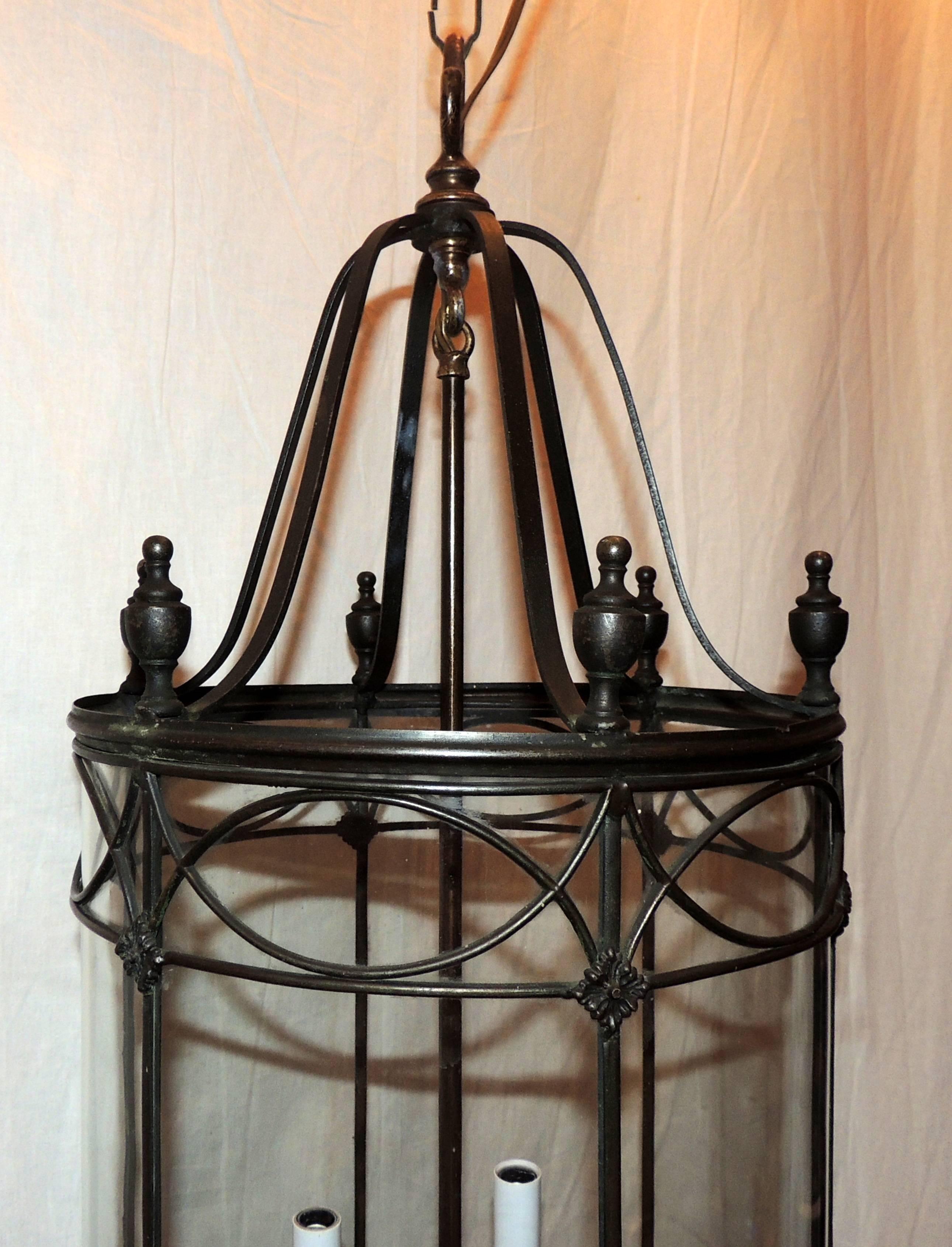 Neoclassical Bronze Panel Round Bent Glass Lantern Four-Light Caldwell Urn Fixture For Sale
