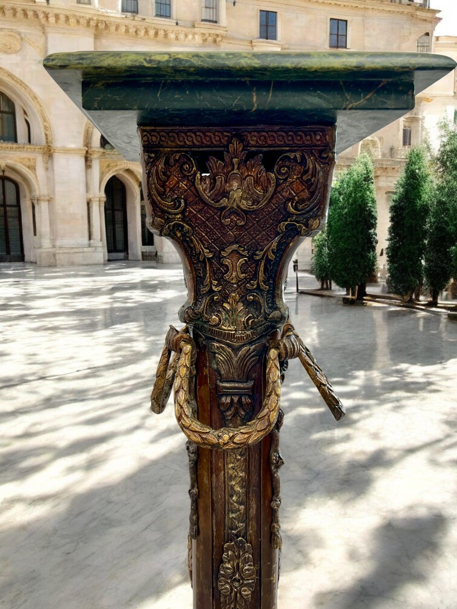 Milieu du XXe siècle Piédestal en bronze néo-renaissance italienne en vente