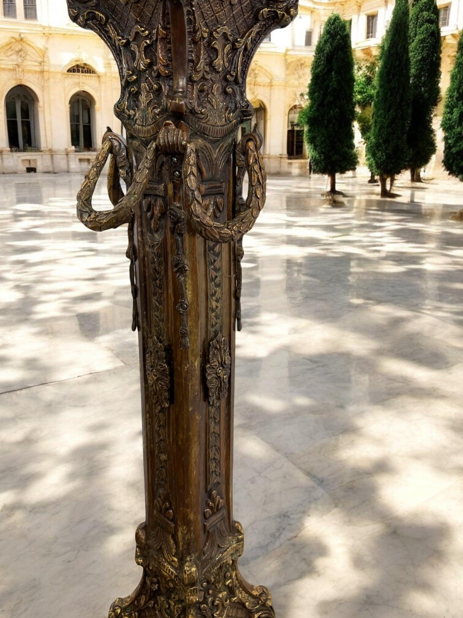 Bronze Piédestal en bronze néo-renaissance italienne en vente