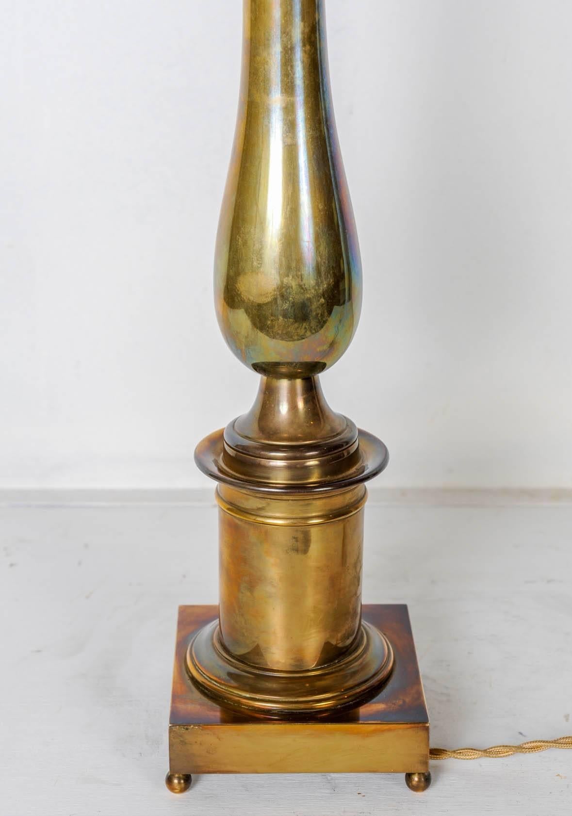 Schöne neoklassische Tischlampe im Stil von André Arbus oder Gilbert Poillerat
Keine Beschattung vorgesehen
Die Abmessungen sind ohne Schatten angegeben.