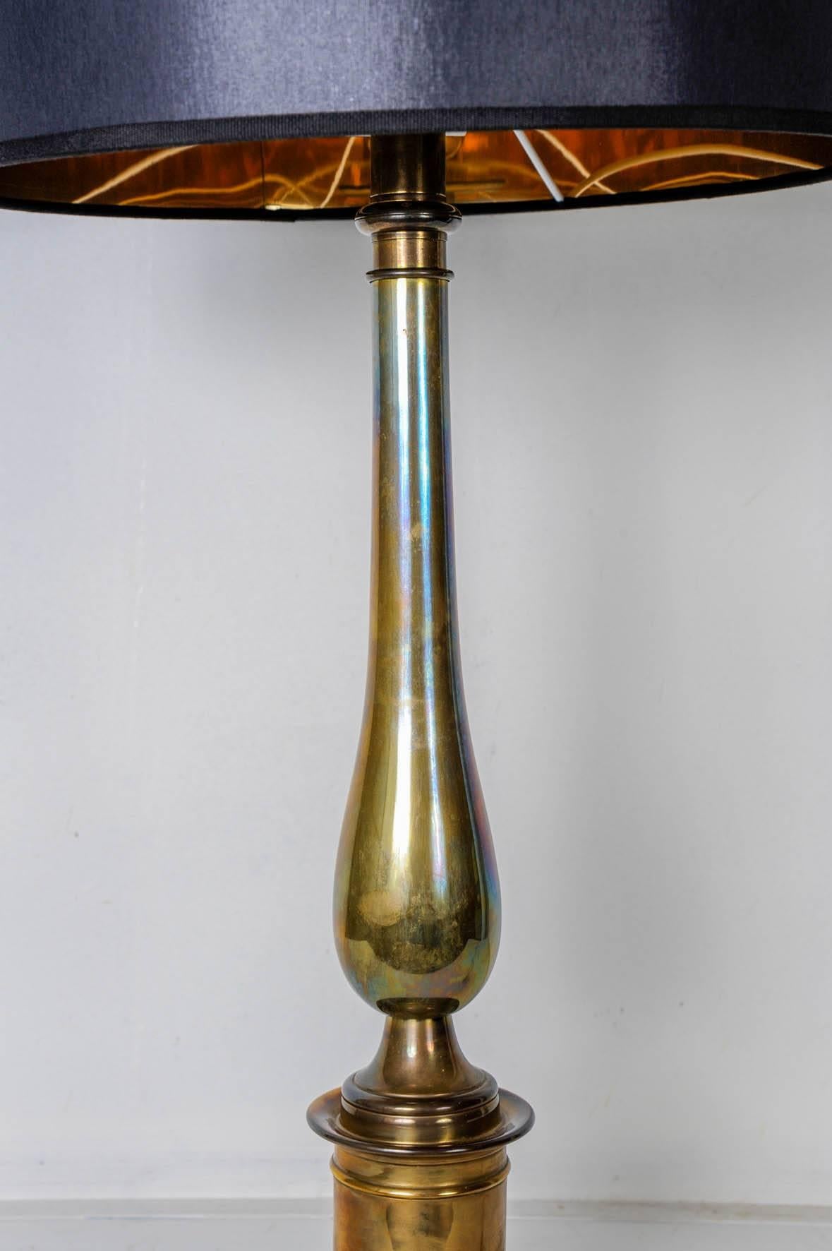 Neoklassizistische Bronze-Tischlampe im Stil von Andre Arbus (Französisch) im Angebot