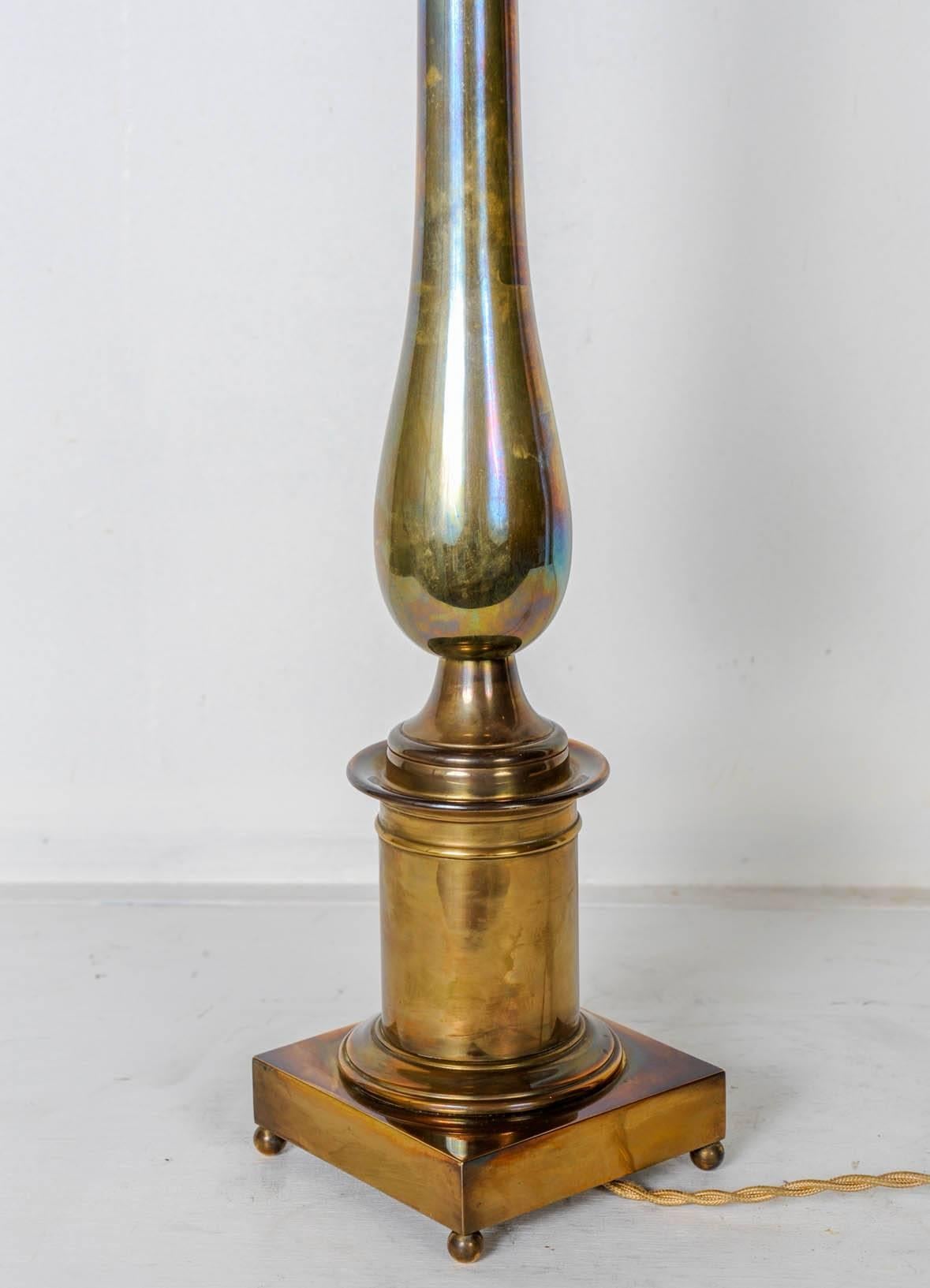 Neoklassizistische Bronze-Tischlampe im Stil von Andre Arbus (Mitte des 20. Jahrhunderts) im Angebot