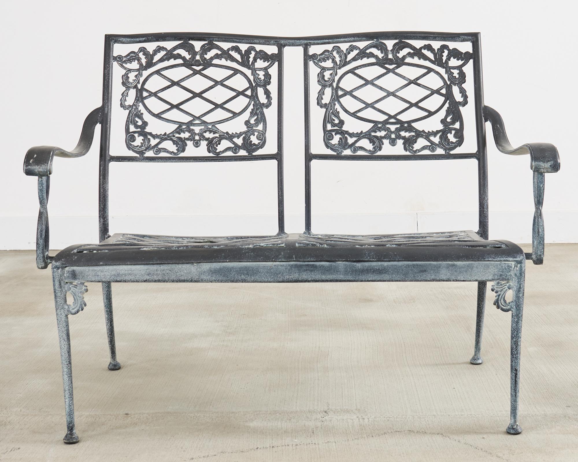 Banc de jardin et chaises de salle à manger de style néoclassique Brown Jordan en vente 8