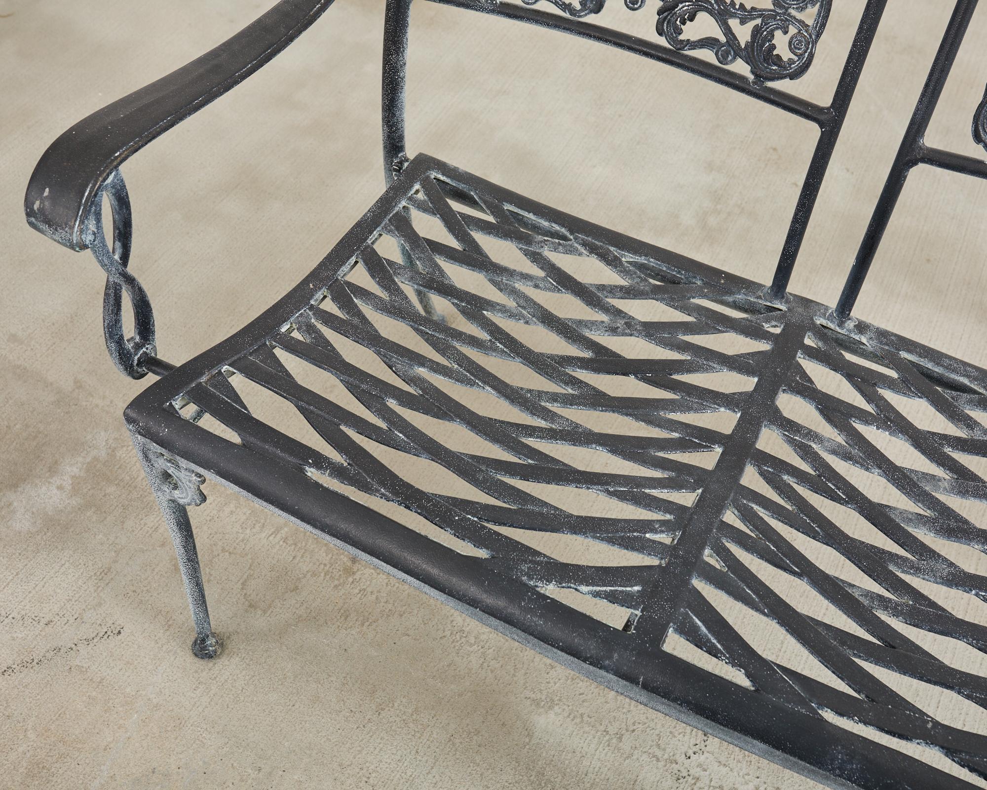 Banc de jardin et chaises de salle à manger de style néoclassique Brown Jordan en vente 10