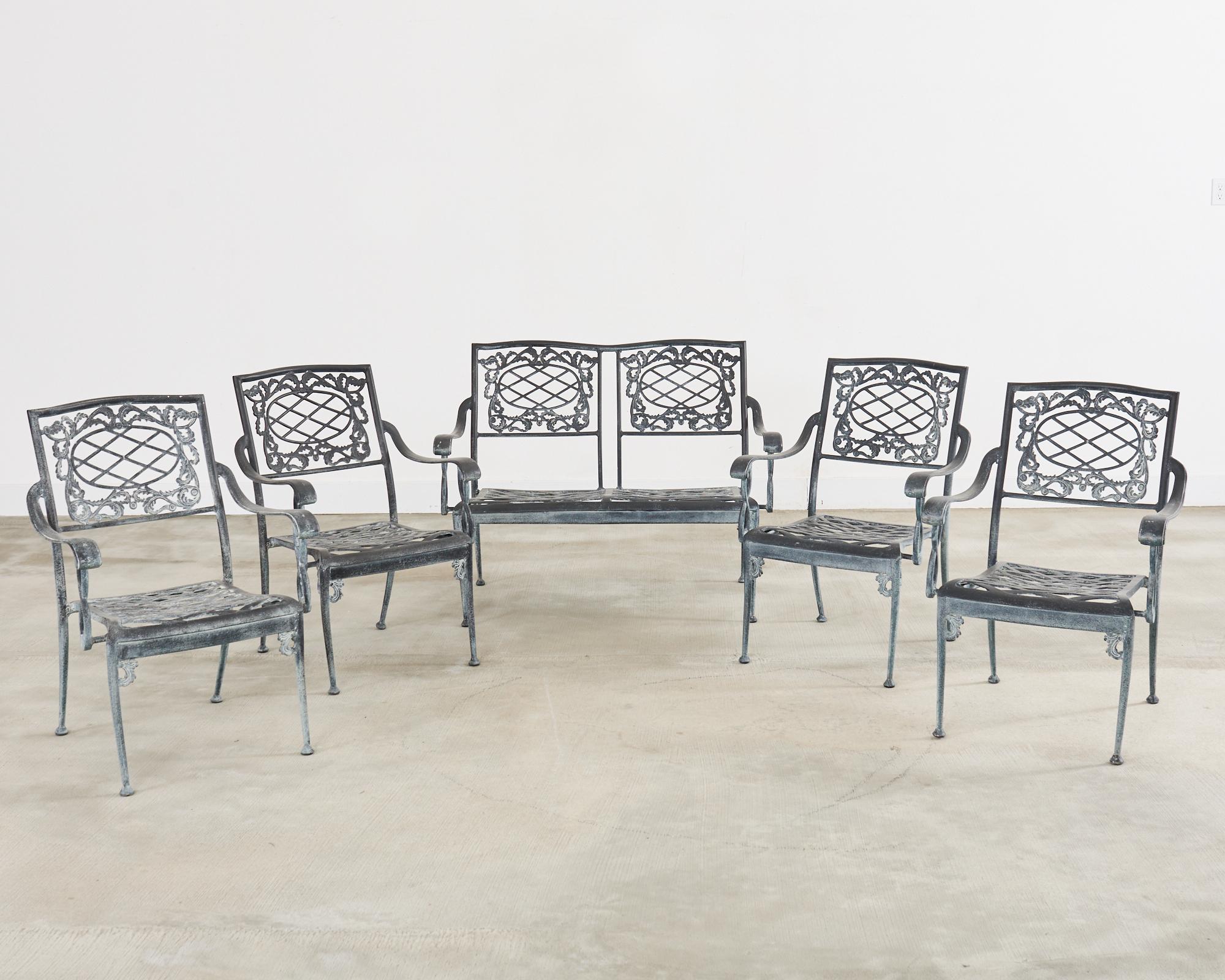Ensemble iconique de cinq sièges de jardin composé de quatre fauteuils de salle à manger et d'un banc de jardin à deux places. Collection Elegance de Brown Jordan, avec dossier et assise en treillis. La construction en aluminium est dotée d'un