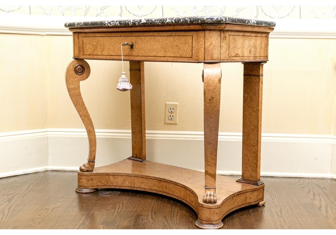 Néoclassique Table console néoclassique en bois de ronce et plateau de marbre en vente