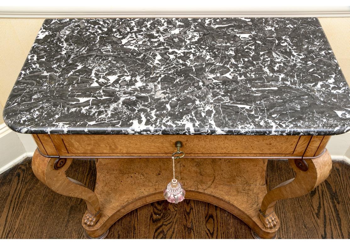 XIXe siècle Table console néoclassique en bois de ronce et plateau de marbre en vente