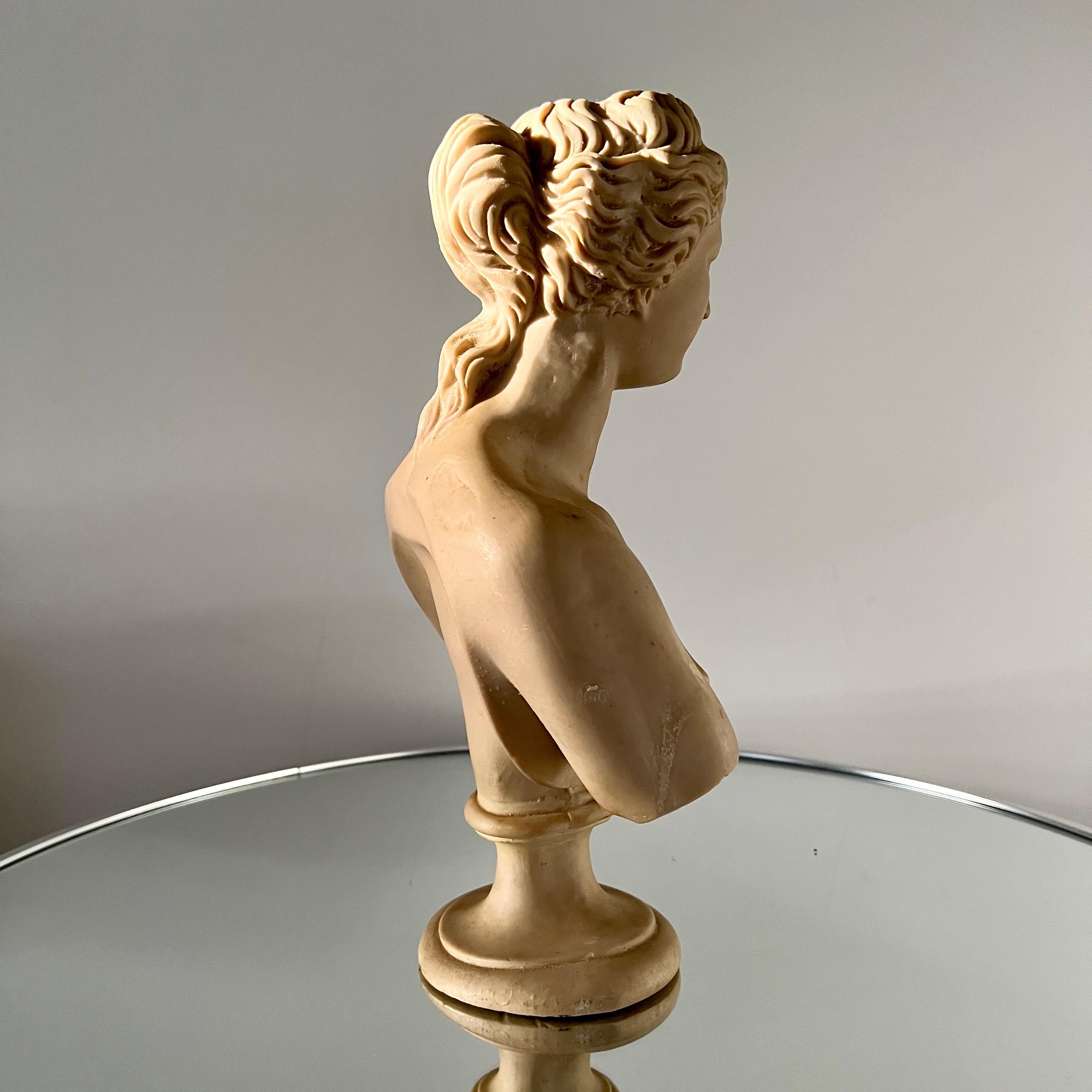 Neoclassical Bust of Venus de Milo, Italy c. 1950's In Good Condition In Fort Lauderdale, FL