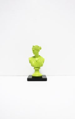 Statua di busto neoclassico in verde neon su base nera