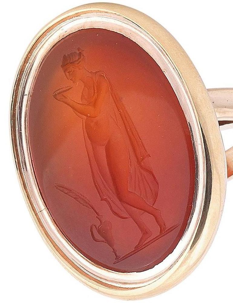 BERNARDO ANTICHITÀ PONTE VECCHIO FLORENCE
Late 18th/early 19th century oval cornelian intaglio depicting Methe goddess of drunkennes in gold mount
Size of the top: 28 mm x 23mm
Finger size: 7
Weight: 14.3gr

Methe was the goddess-nymph of