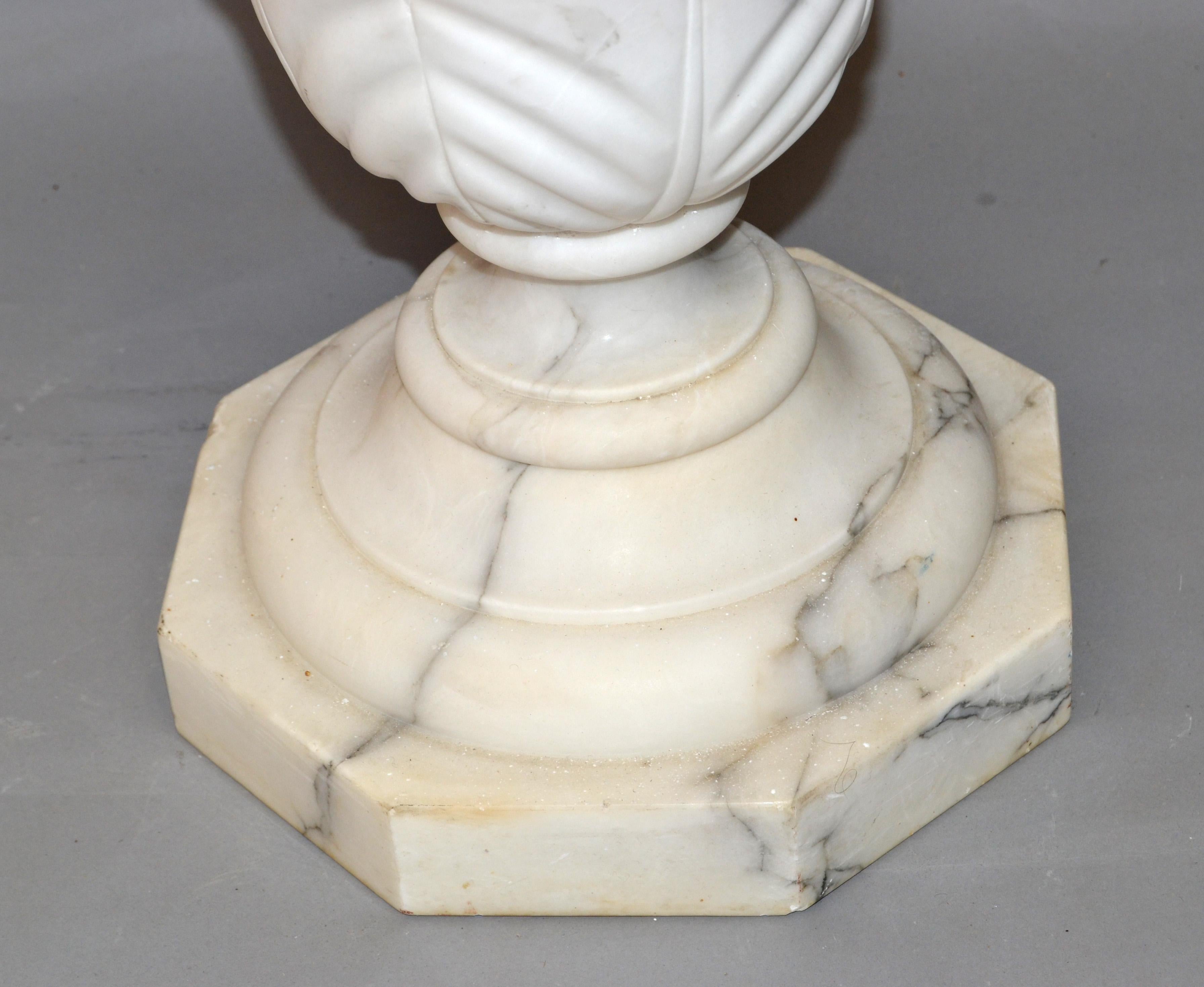 Neoclassical Carrara Marble Pedestal Table, Sculpture Stand or Column Italy 1950 For Sale 7