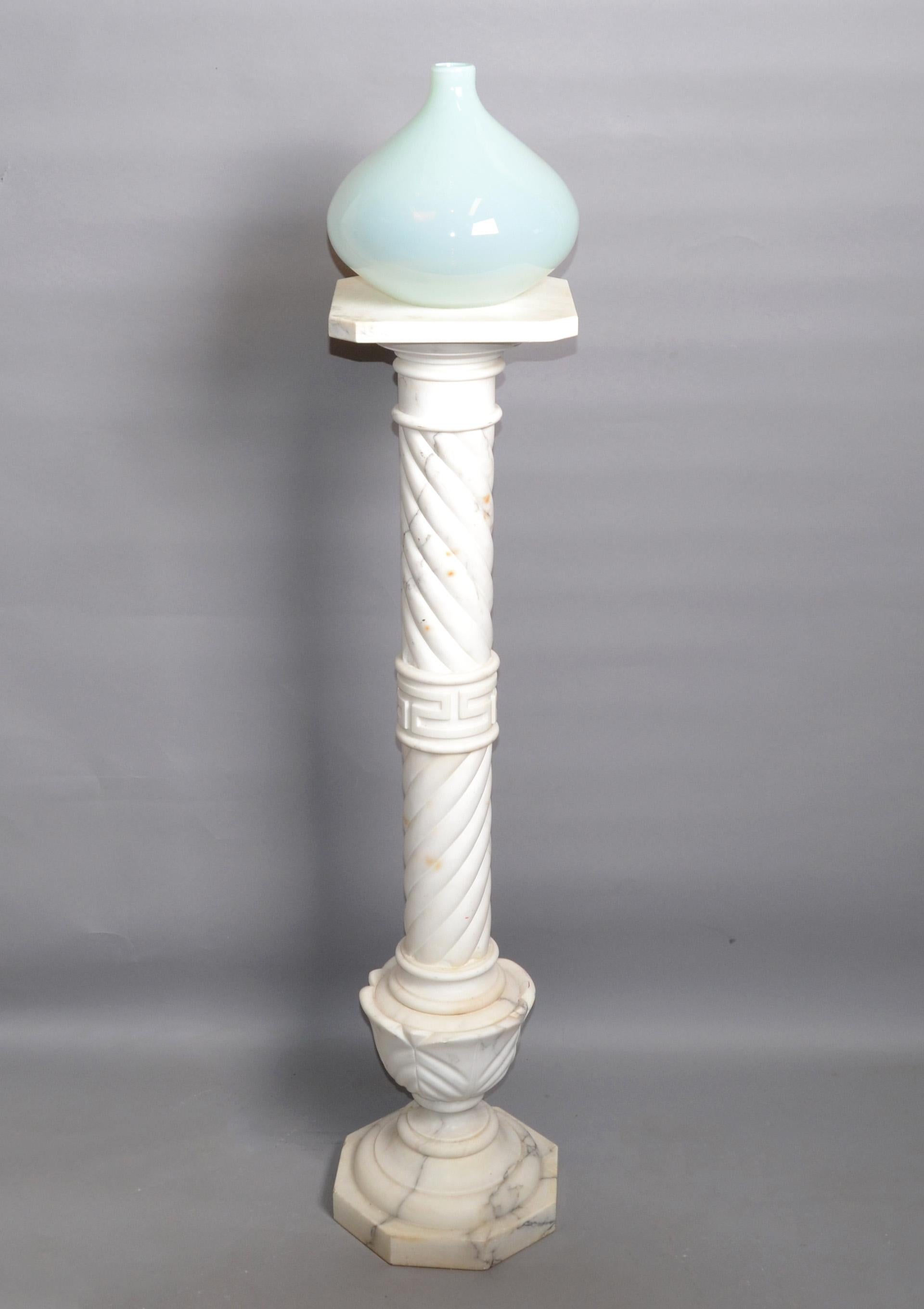 Neoclassical Carrara Marble Pedestal Table, Sculpture Stand or Column Italy 1950 For Sale 1