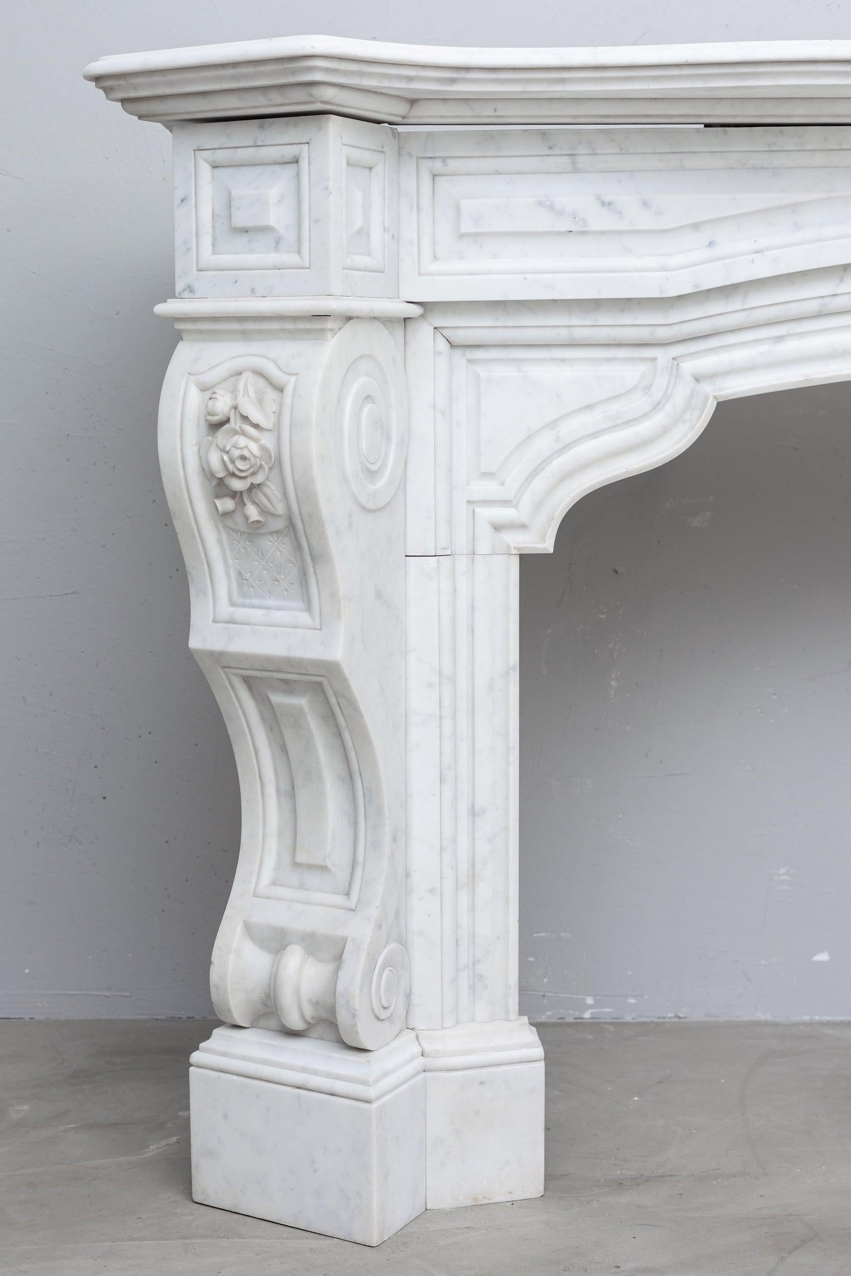 This beautiful antique surround fireplace is made from luxurious Carrara marble. Richly inlaid with ornate details and a centerpiece where the characteristic “scallop” makes its entrance.
Thanks to a wide, double profiled top, the contours of this