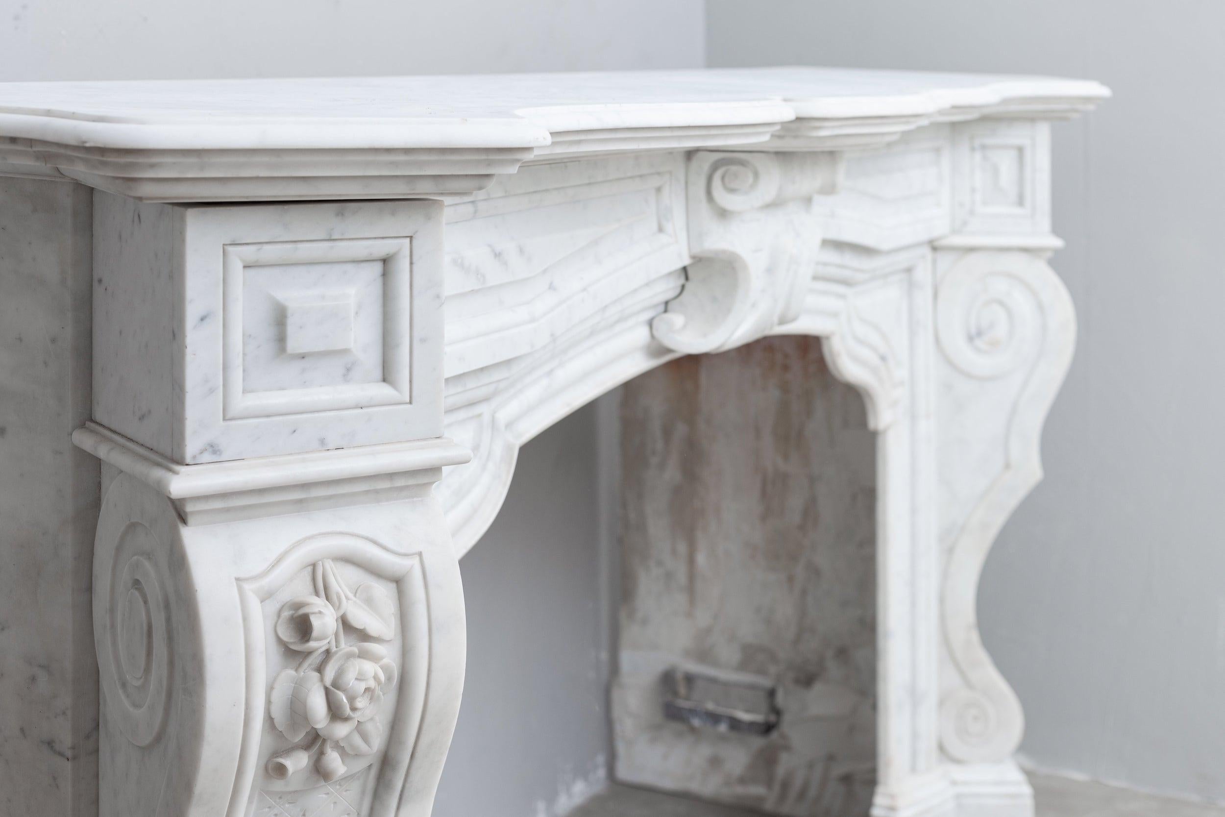 Weißer antiker französischer Kamin aus Carrara-Marmor im neoklassizistischen Stil (Neoklassisch) im Angebot