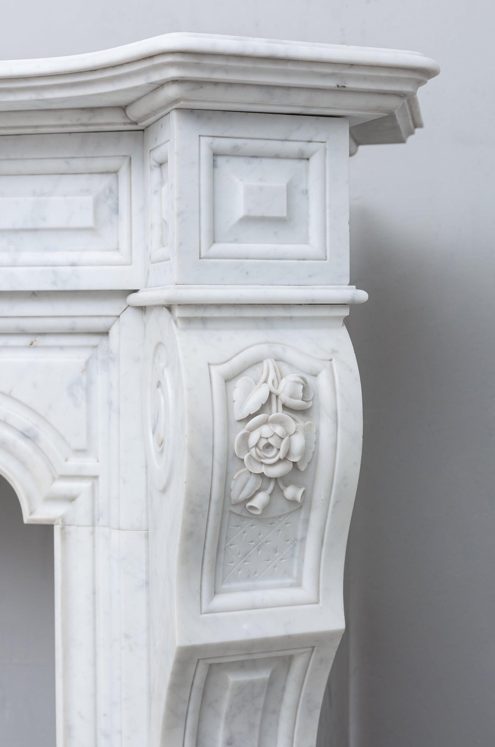 Weißer antiker französischer Kamin aus Carrara-Marmor im neoklassizistischen Stil (Handgeschnitzt) im Angebot
