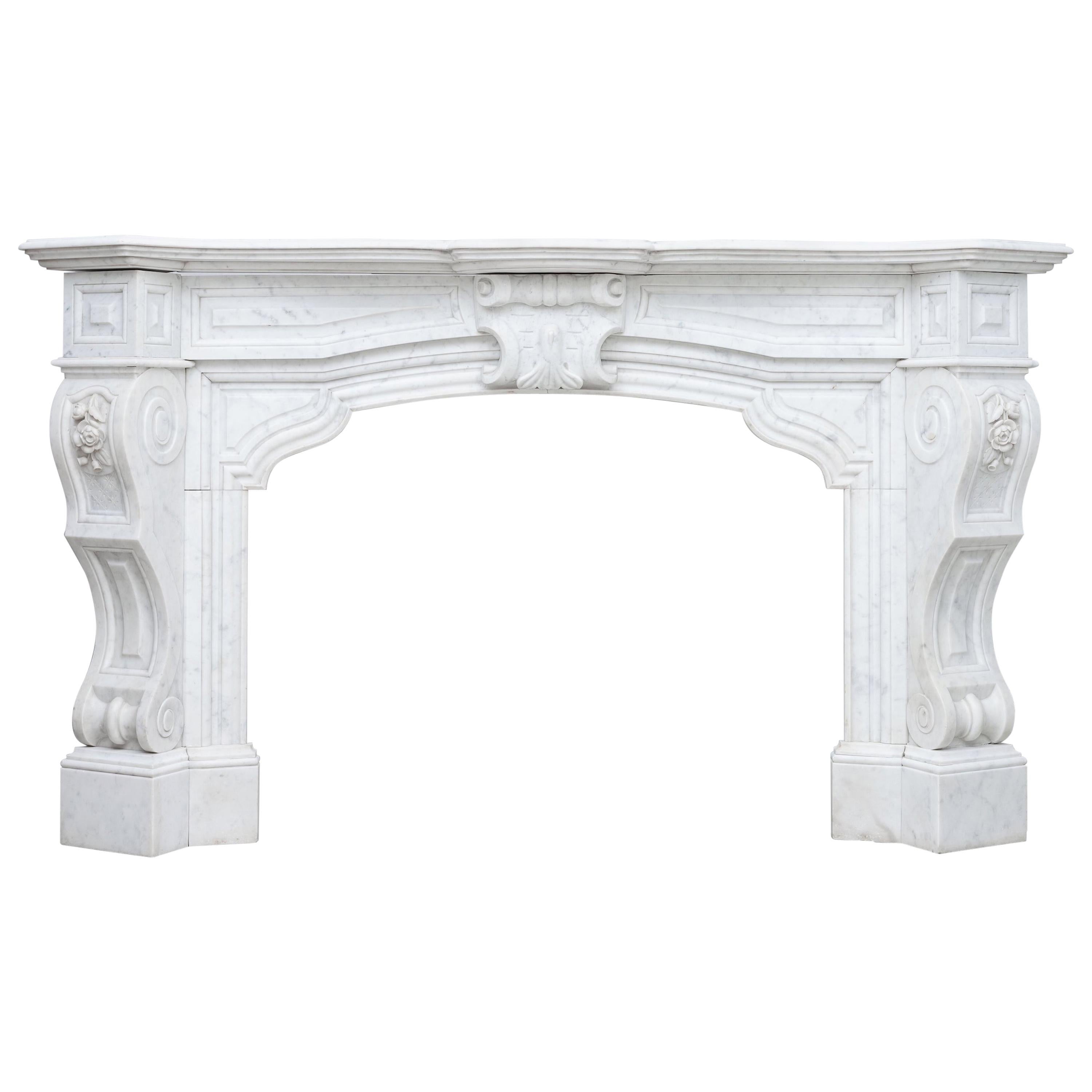 Cheminée néoclassique française ancienne en marbre blanc de Carrare