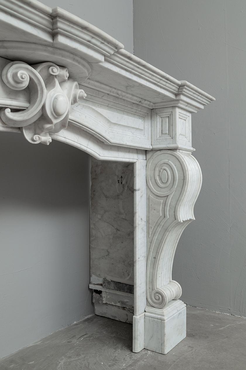 A very robust full circulation fireplace in Carrara marble. It is a rare style that comes into its own in most Dutch mansions in terms of size and style.
The mantelpiece is characterized by elegant ornaments and an elegant centerpiece! What is