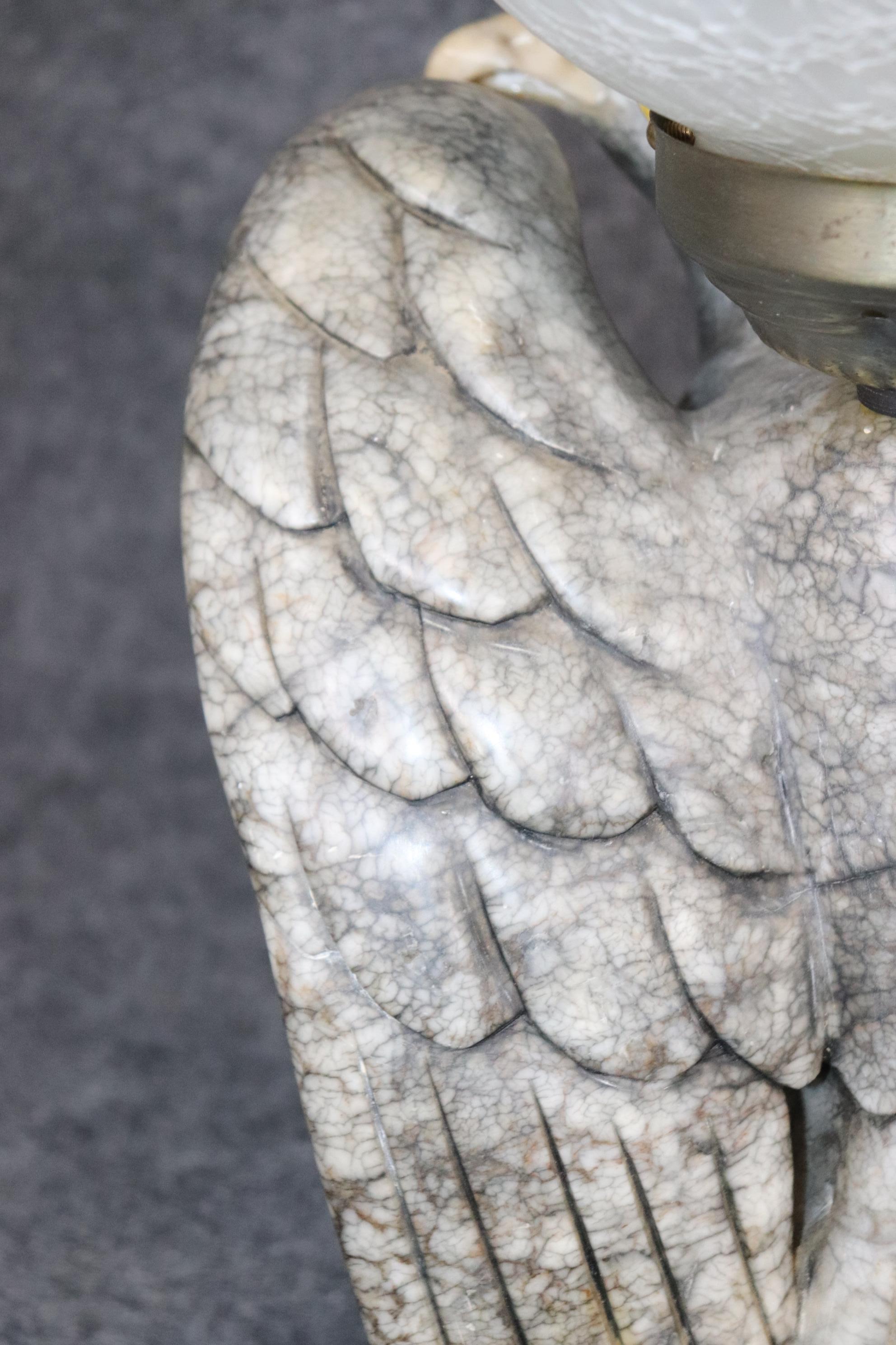 Neoklassische geschnitzte Alabaster Adler Tisch Tischlampe im Angebot 3