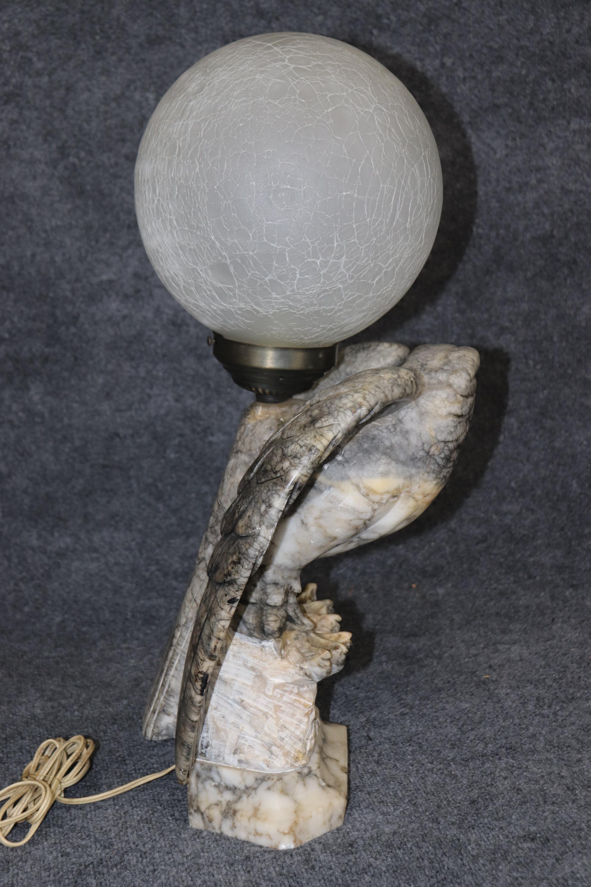 Neoclassical Carved Alabaster Eagle Table Table Lamp In Good Condition For Sale In Swedesboro, NJ