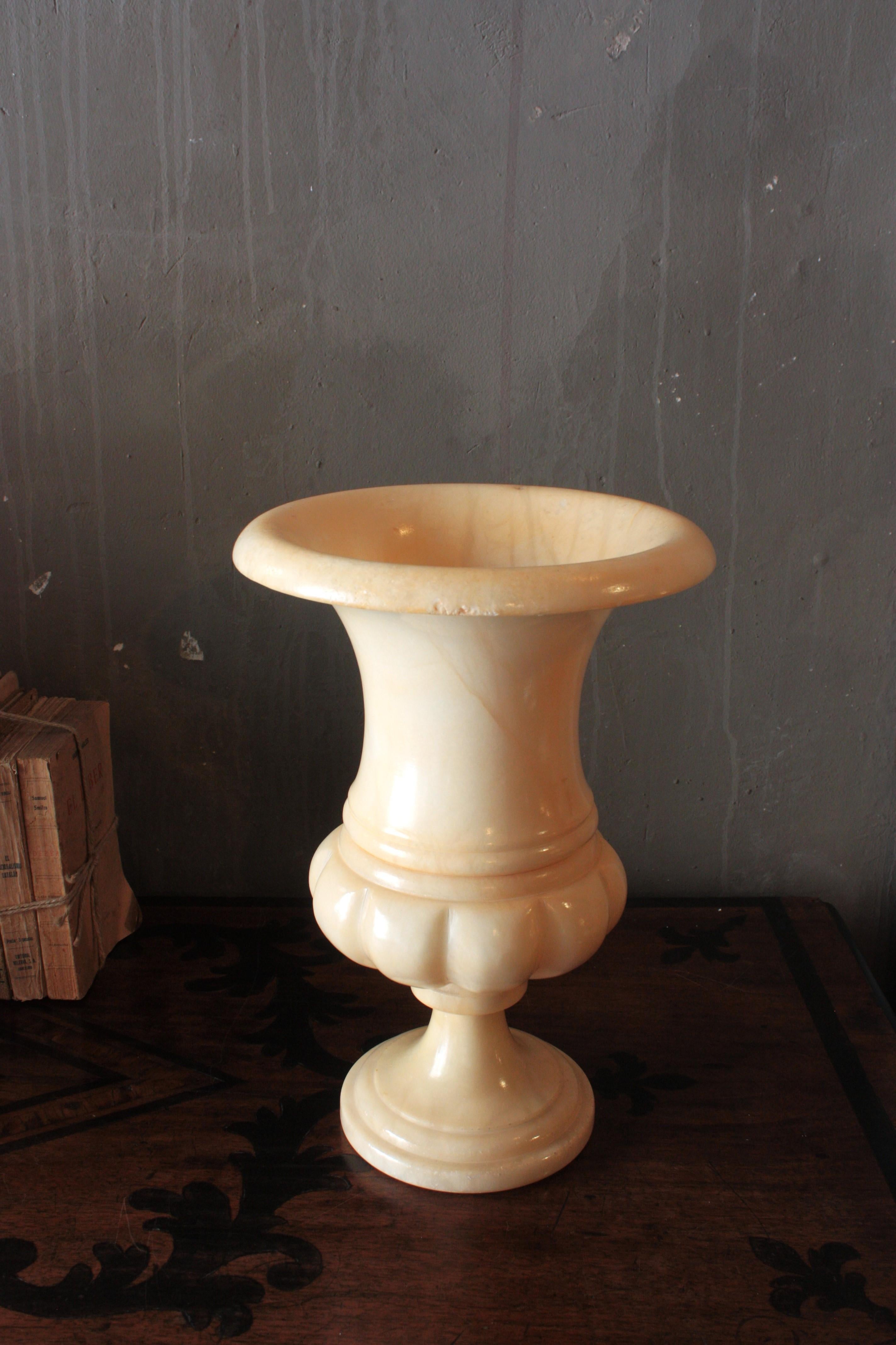 Neoclassical Carved Alabaster Urn Lamp For Sale 4