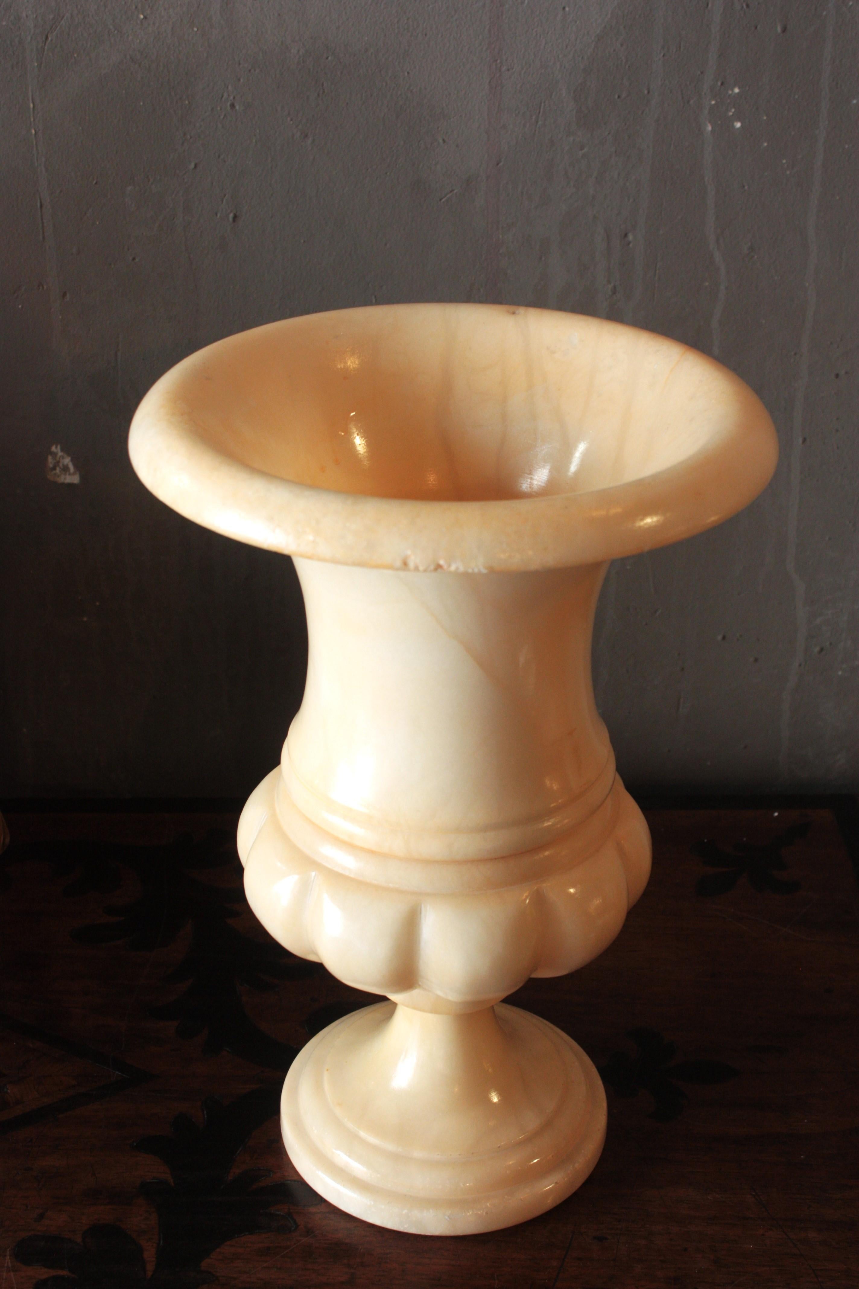 Neoclassical Carved Alabaster Urn Lamp For Sale 5
